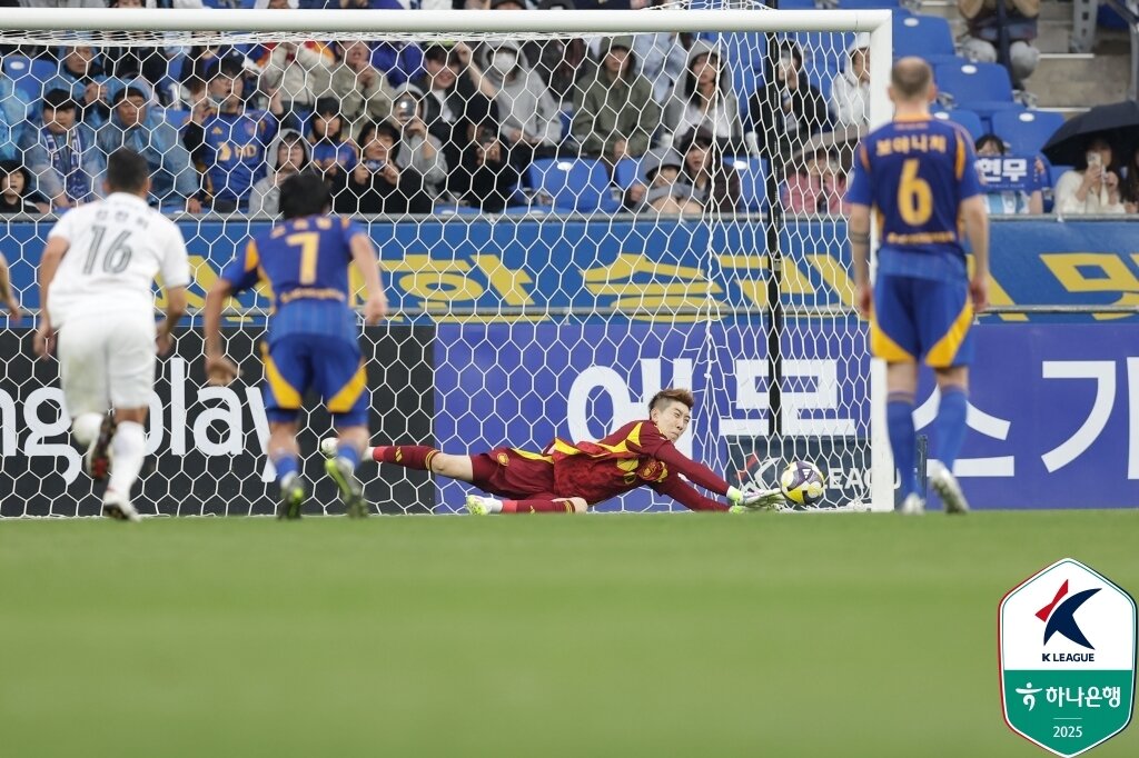 본문 이미지 - 울산 HD 조현우 골키퍼가 5일 열린 2025시즌 K리그1 12라운드 포항 스틸러스전에서 종료 직전 페널티킥을 막아냈다. (한국프로축구연맹 제공)