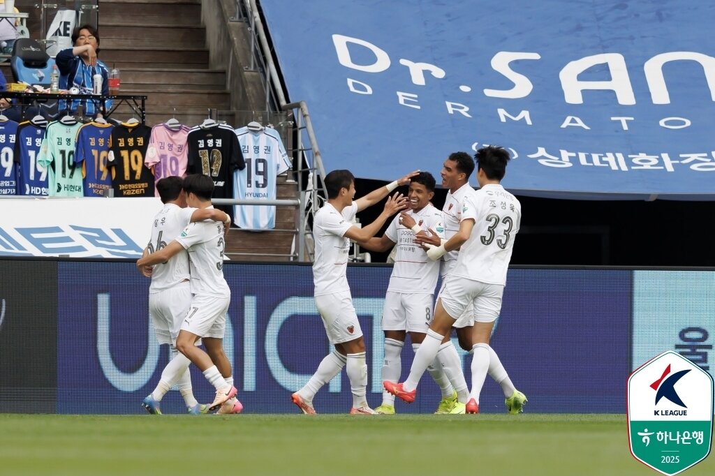 본문 이미지 - 포항 스틸러스는 5일 열린 2025시즌 K리그1 12라운드에서 울산 HD와 1-1로 비겼다. (한국프로축구연맹 제공)