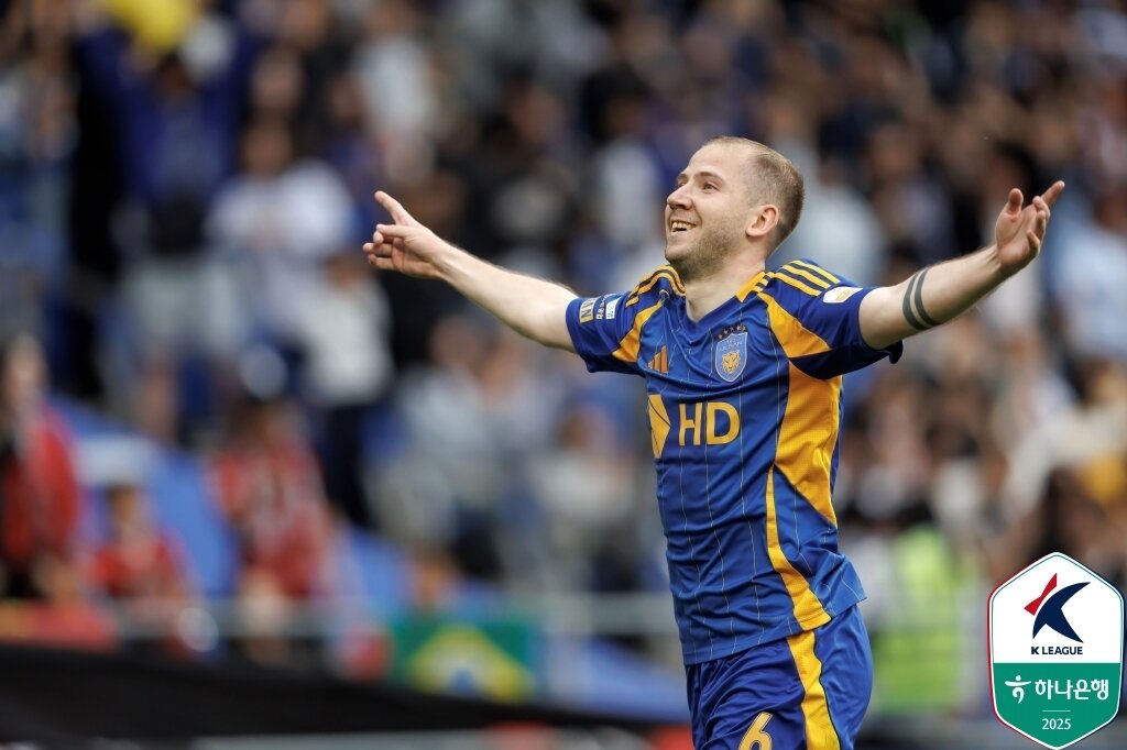 본문 이미지 - 울산 HD 보야니치가 5일 열린 2025시즌 K리그1 12라운드 포항 스틸러스전에서 전반 추가시간 동점 골을 넣은 뒤 기뻐하고 있다. (한국프로축구연맹 제공)