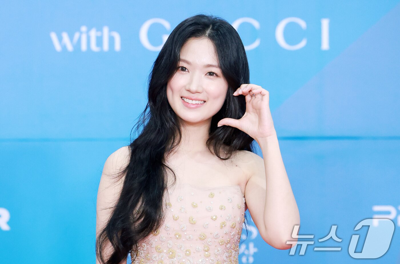 본문 이미지 - 배우 김혜윤이 어린이날인 5일 오후 서울 강남구 코엑스에서 열린 '61회 백상예술대상' 레드카펫에서 포즈를 취하고 있다. 2025.5.5/뉴스1 ⓒ News1 김진환 기자