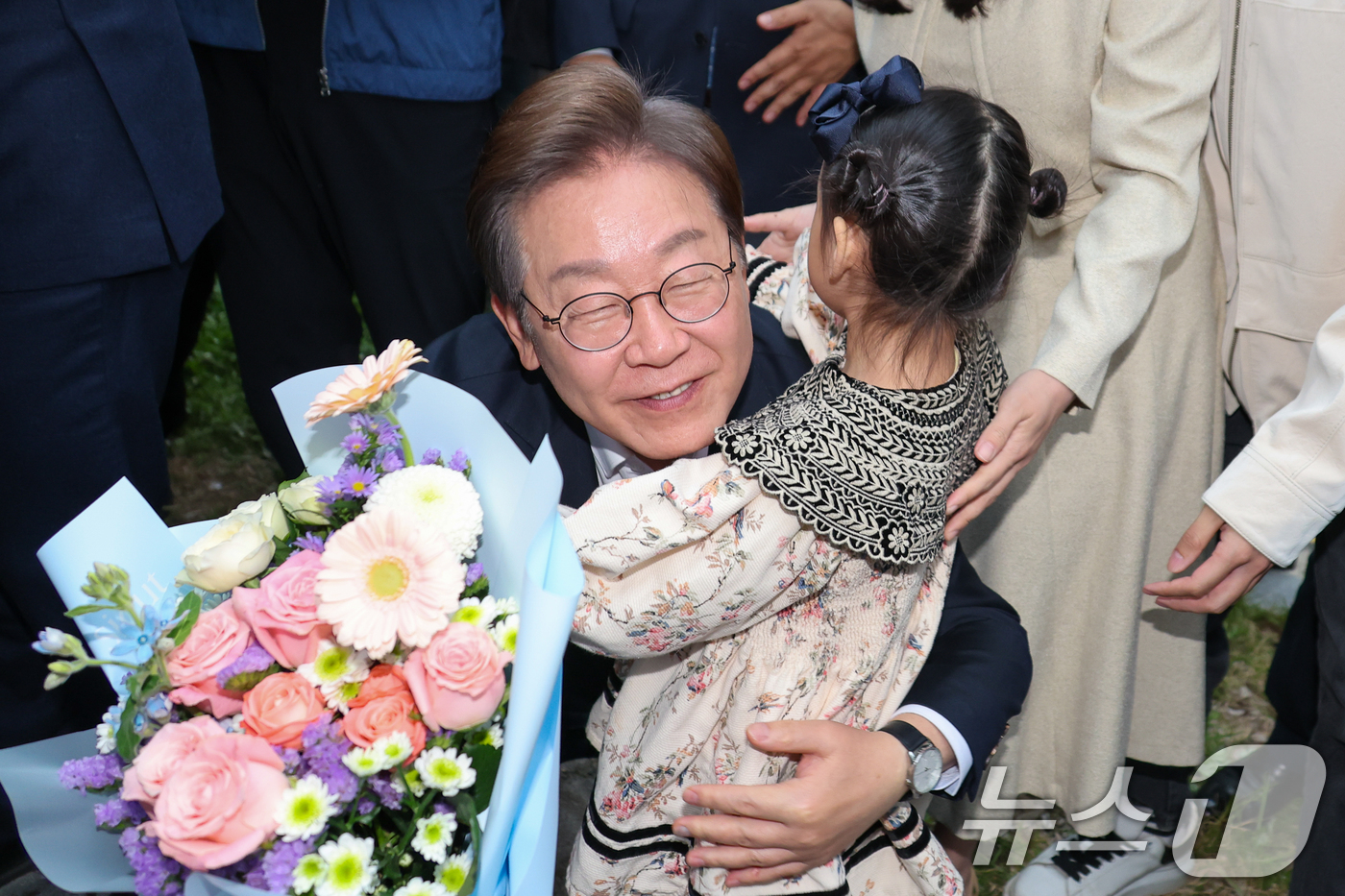 (진천=뉴스1) 안은나 기자 = 이재명 더불어민주당 대통령 후보가 2차 골목골목 경청투어에 나선 5일 오후 충북 진천군의 혁신도시 상가를 찾아 한 어린이에게 꽃다발을 선물받은 뒤 …