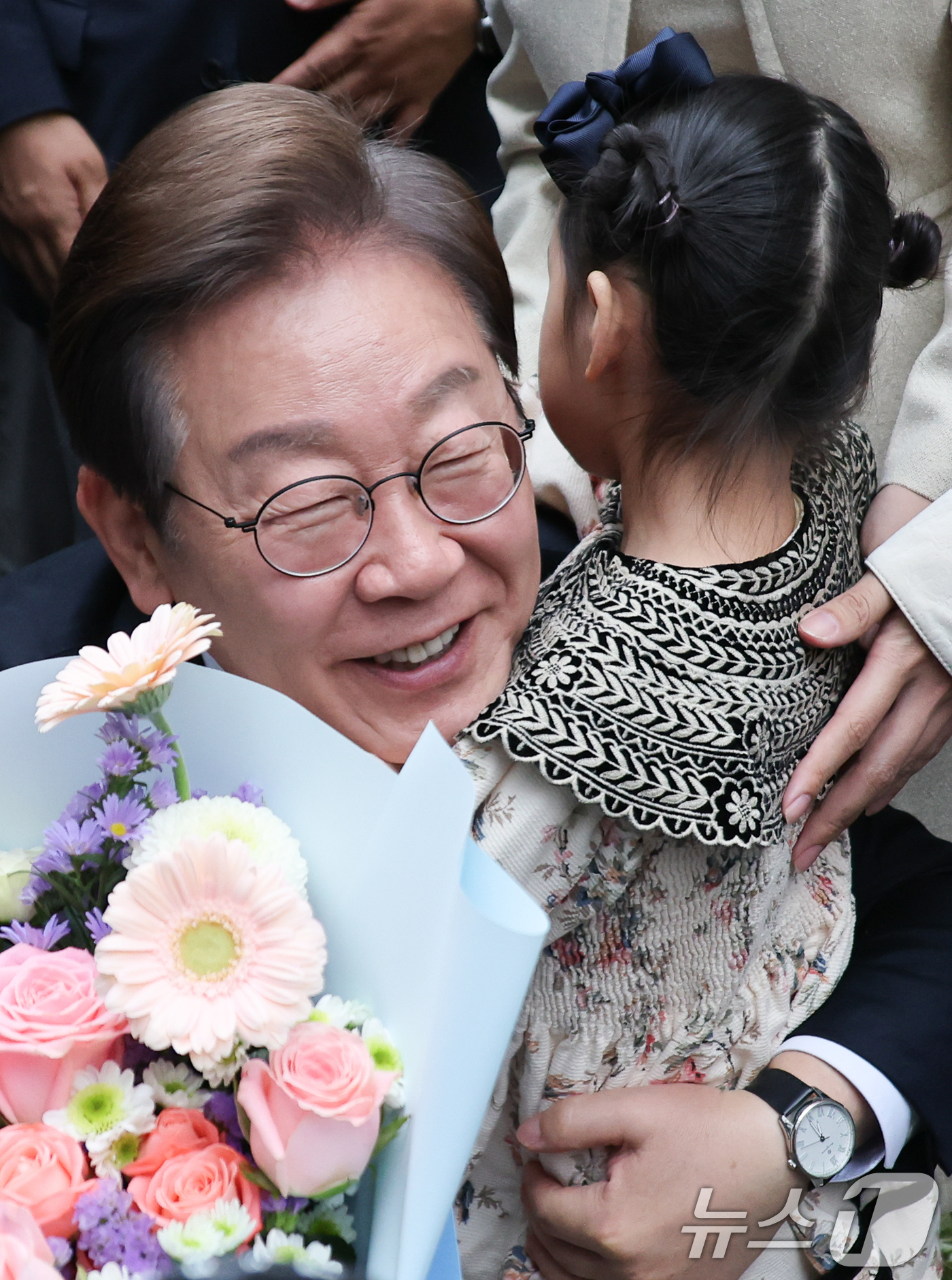 (진천=뉴스1) 안은나 기자 = 이재명 더불어민주당 대통령 후보가 2차 골목골목 경청투어에 나선 5일 오후 충북 진천군의 혁신도시 상가를 찾아 한 어린이에게 꽃다발을 선물받은 뒤 …