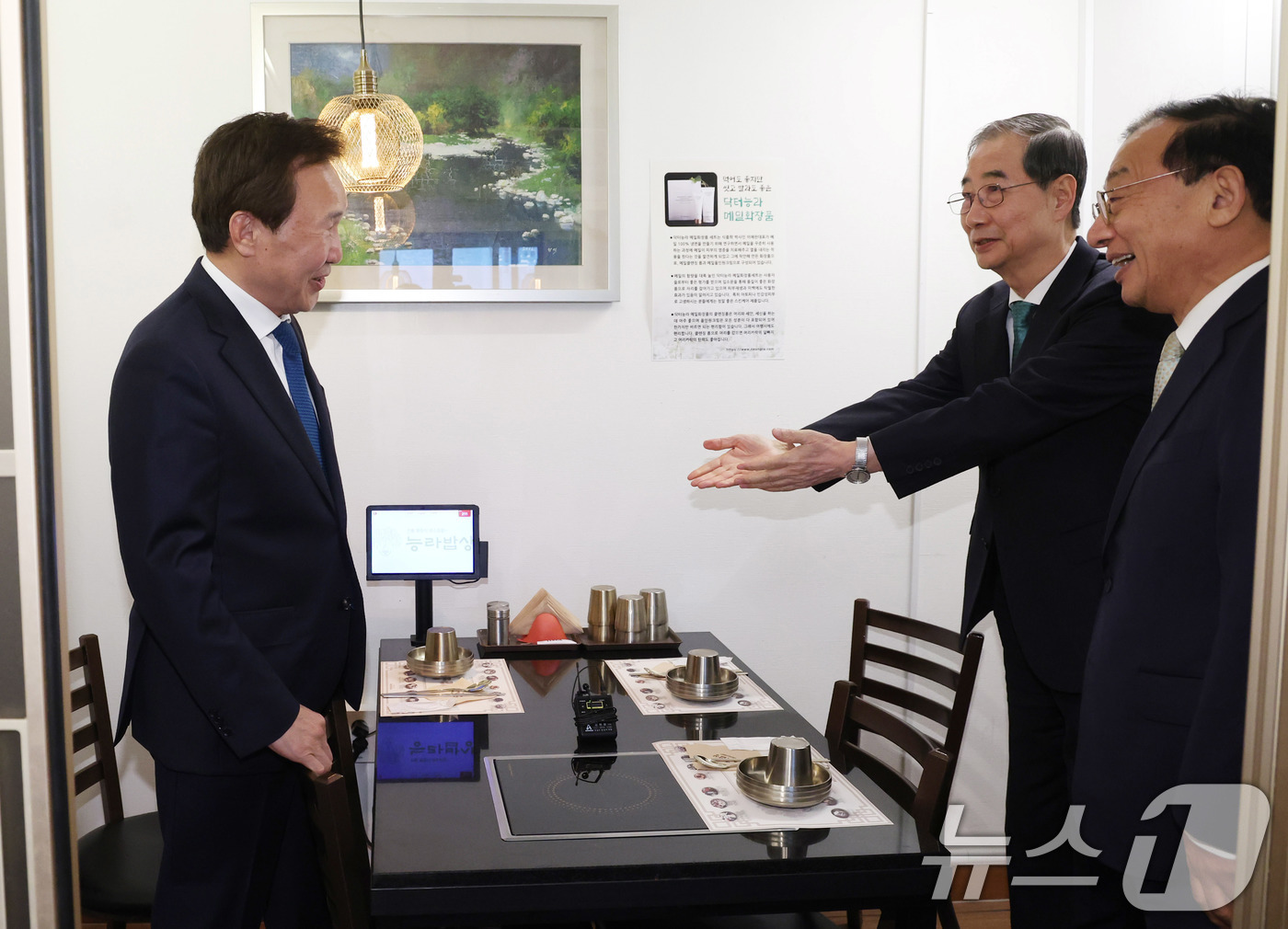 (서울=뉴스1) 박세연 기자 = 한덕수 무소속 대통령 선거 예비 후보와 손학규 전 민주당 대표가 5일 서울 종로구의 한 식당에서 만찬 회동을 갖고 있다.왼쪽부터 손학규 전 대표, …