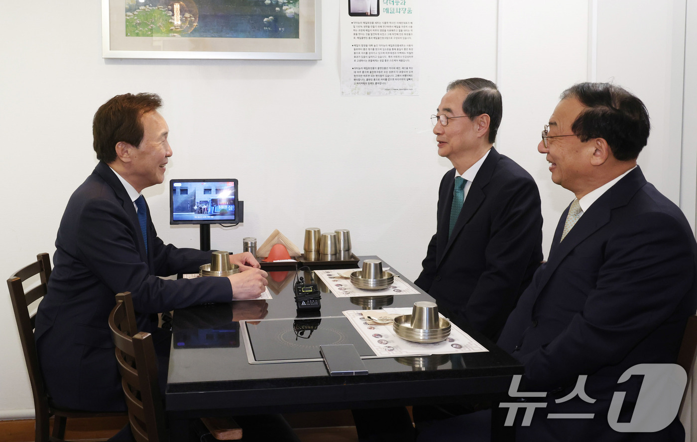 (서울=뉴스1) 박세연 기자 = 한덕수 무소속 대통령 선거 예비 후보와 손학규 전 민주당 대표가 5일 서울 종로구의 한 식당에서 만찬 회동을 갖고 있다.왼쪽부터 손학규 전 대표, …