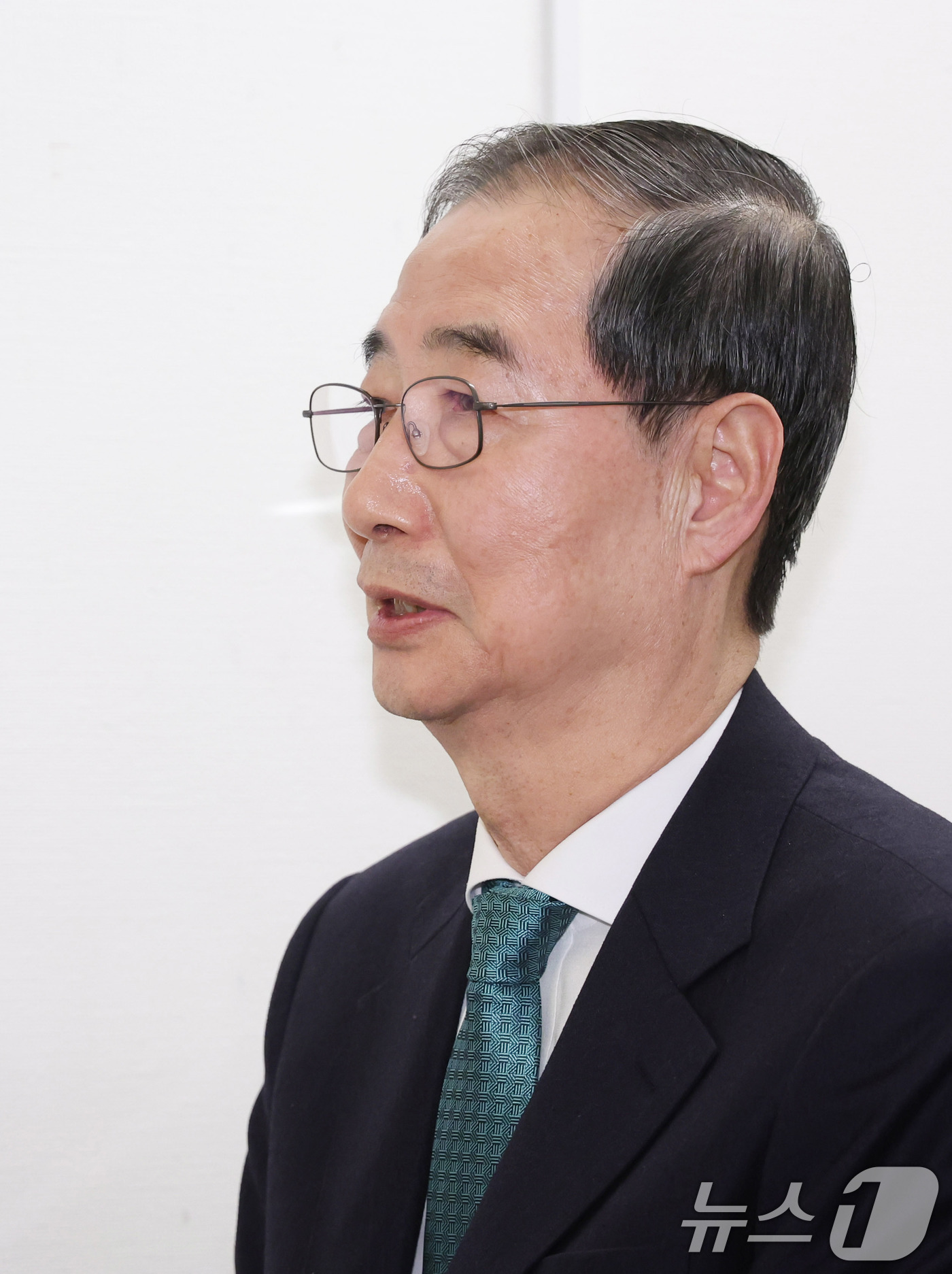 (서울=뉴스1) 박세연 기자 = 한덕수 무소속 대통령 선거 예비 후보가 5일 서울 종로구의 한 식당에서 손학규 전 민주당 대표와 만찬 회동을 갖고 인사말을 하고 있다. (공동취재) …