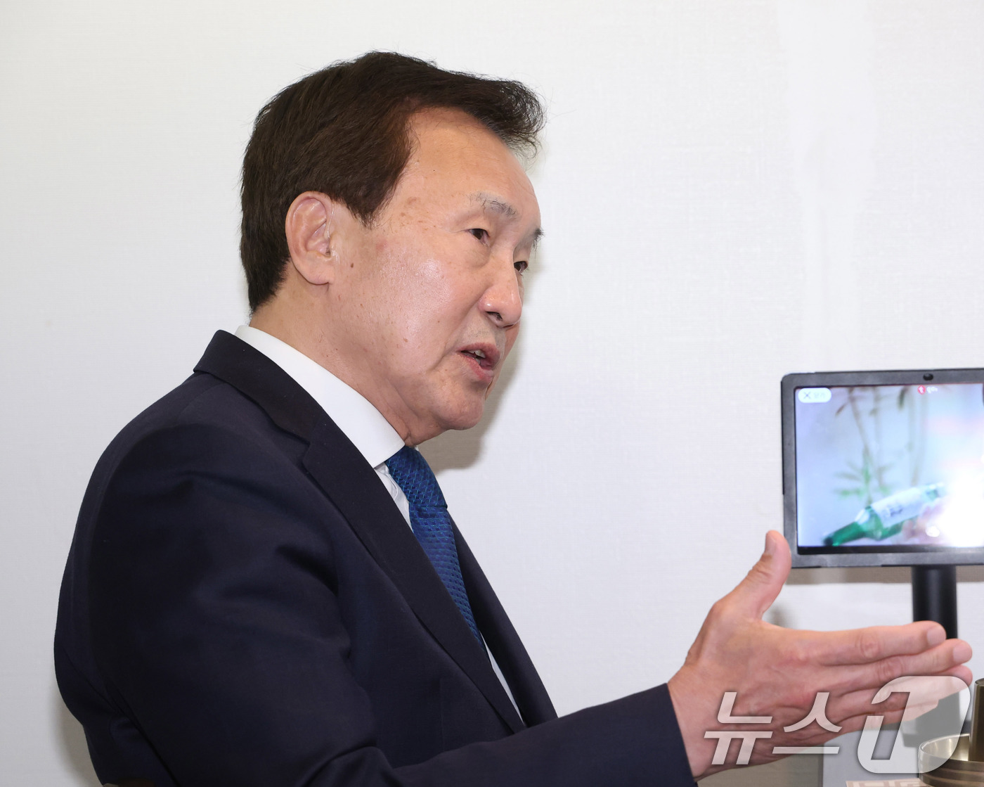 (서울=뉴스1) 박세연 기자 = 손학규 전 민주당 대표가 5일 서울 종로구의 한 식당에서 한덕수 무소속 대통령 선거 예비 후보와 만찬 회동을 갖고 인사말을 하고 있다. (공동취재) …