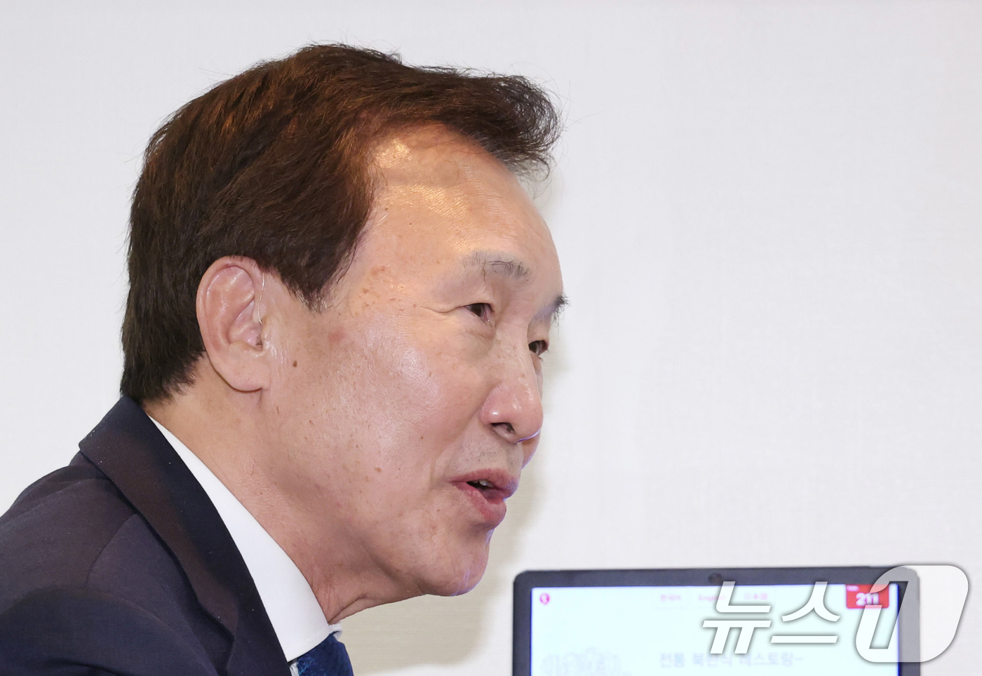 (서울=뉴스1) 박세연 기자 = 손학규 전 민주당 대표가 5일 서울 종로구의 한 식당에서 한덕수 무소속 대통령 선거 예비 후보와 만찬 회동을 갖고 인사말을 하고 있다. (공동취재) …