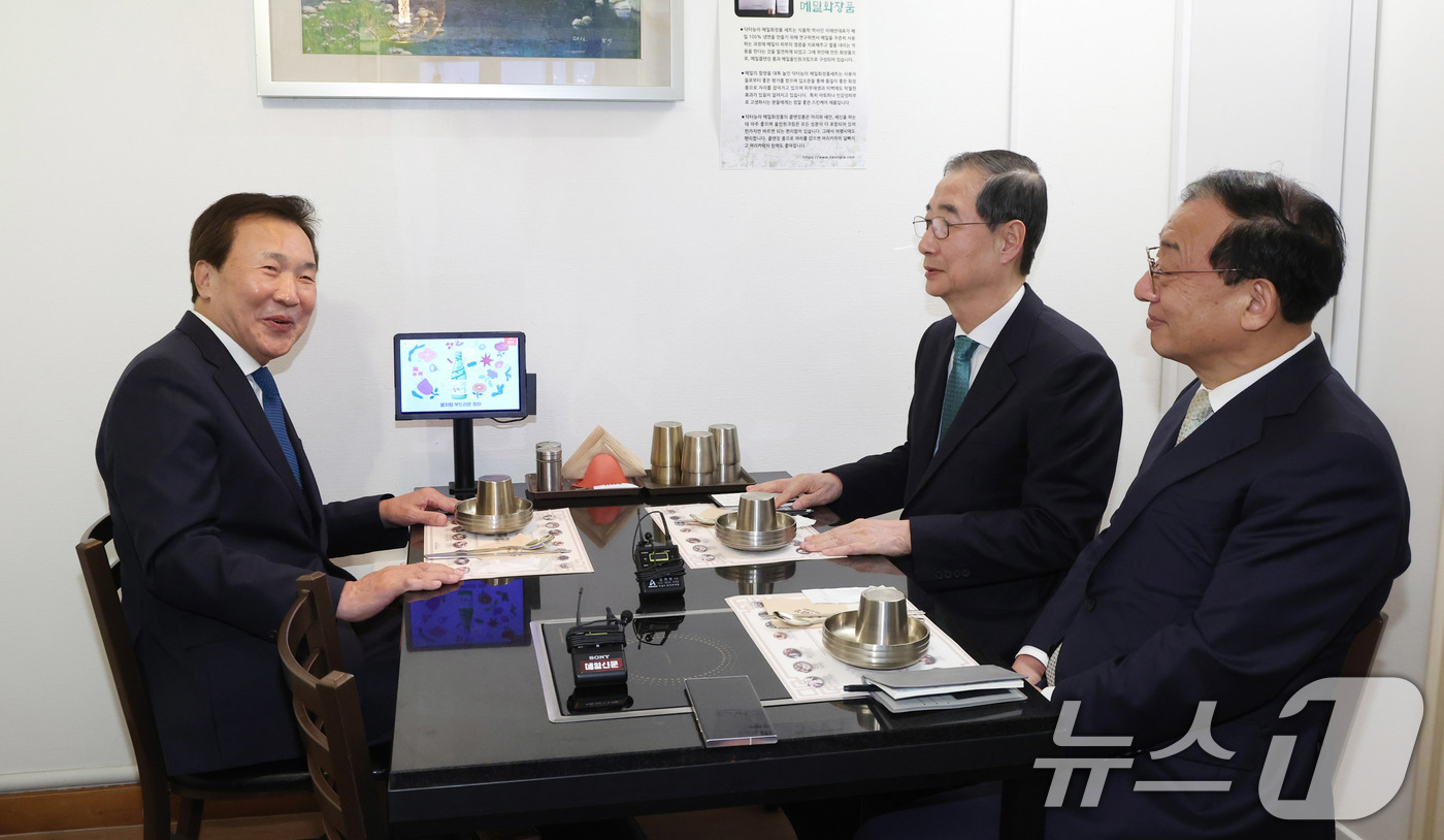 (서울=뉴스1) 박세연 기자 = 한덕수 무소속 대통령 선거 예비 후보와 손학규 전 민주당 대표가 5일 서울 종로구의 한 식당에서 만찬 회동을 갖고 있다.왼쪽부터 손학규 전 대표, …