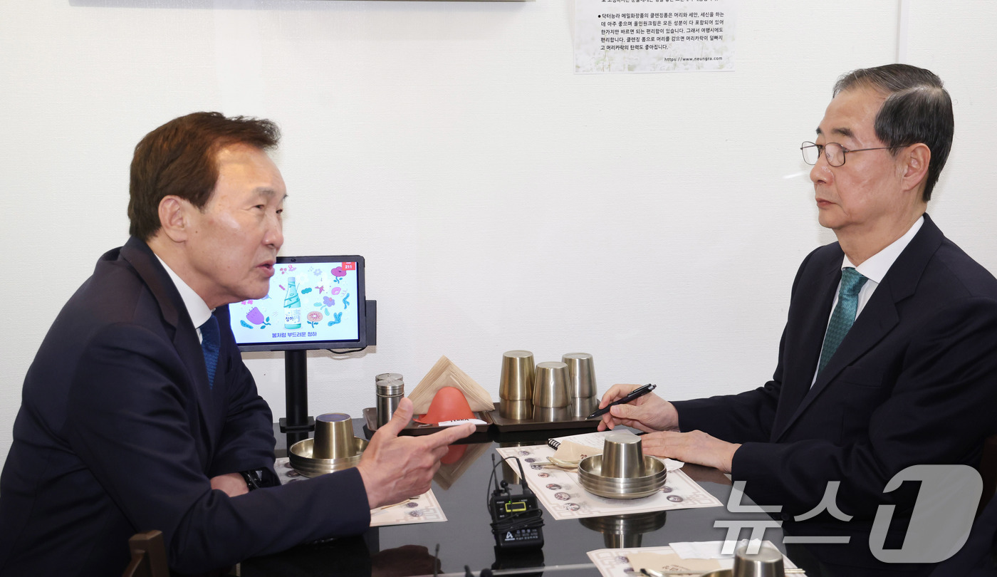 (서울=뉴스1) 박세연 기자 = 한덕수 무소속 대통령 선거 예비 후보와 손학규 전 민주당 대표가 5일 서울 종로구의 한 식당에서 만찬 회동을 갖고 있다.  (공동취재) 2025.5 …
