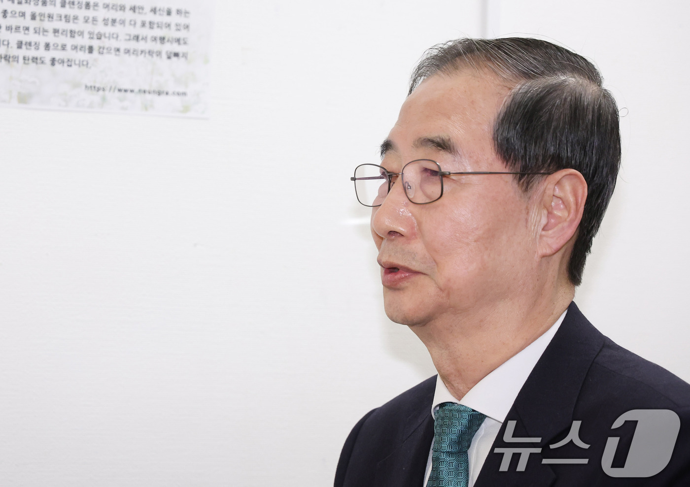 (서울=뉴스1) 박세연 기자 = 한덕수 무소속 대통령 선거 예비 후보가 5일 서울 종로구의 한 식당에서 손학규 전 민주당 대표와 만찬 회동을 갖고 인사말을 하고 있다. (공동취재) …