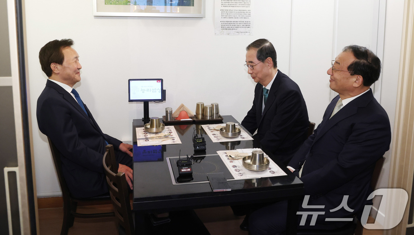 (서울=뉴스1) 박세연 기자 = 한덕수 무소속 대통령 선거 예비 후보와 손학규 전 민주당 대표가 5일 서울 종로구의 한 식당에서 만찬 회동을 갖고 있다.왼쪽부터 손학규 전 대표, …