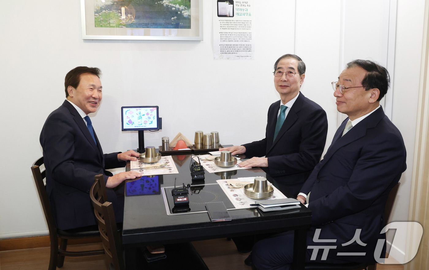 (서울=뉴스1) 박세연 기자 = 한덕수 무소속 대통령 선거 예비 후보와 손학규 전 민주당 대표가 5일 서울 종로구의 한 식당에서 만찬 회동을 갖고 있다.왼쪽부터 손학규 전 대표, …