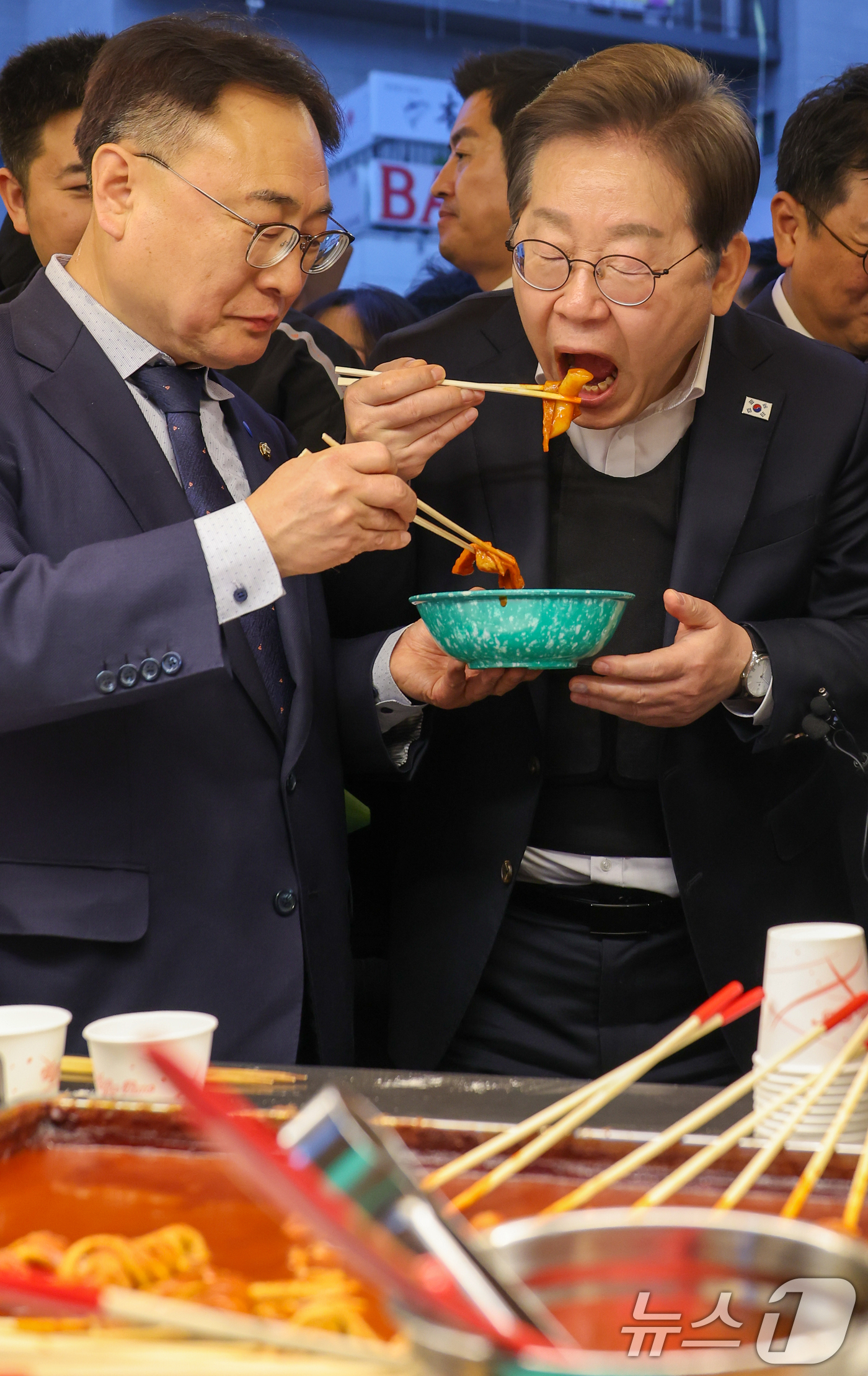 (진천=뉴스1) 안은나 기자 = 이재명 더불어민주당 대통령 후보가 2차 골목골목 경청투어에 나선 5일 오후 충북 진천군의 혁신도시 상가를 찾아 떡볶이를 먹고 있다. 2025.5.5 …