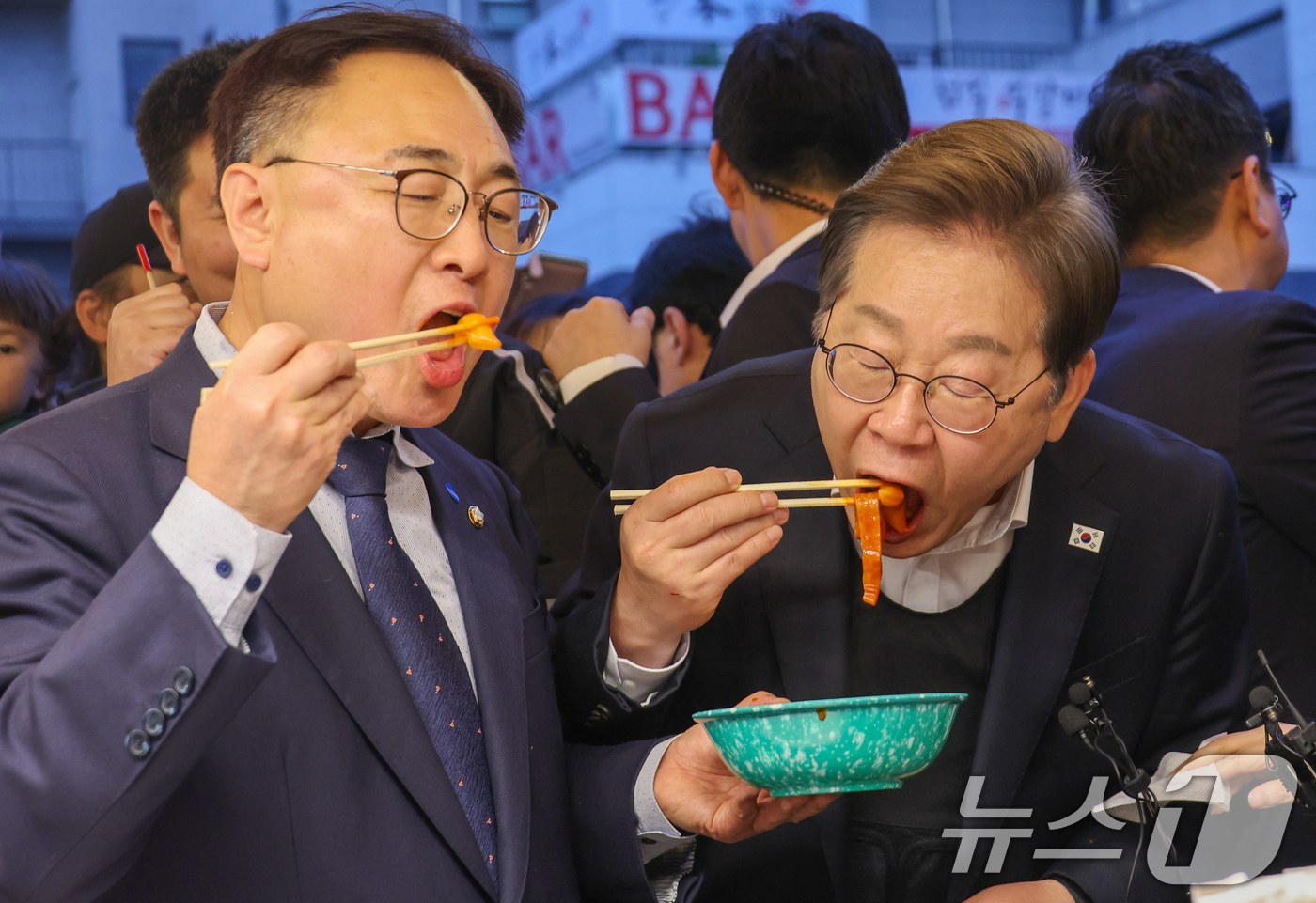 (진천=뉴스1) 안은나 기자 = 이재명 더불어민주당 대통령 후보가 2차 골목골목 경청투어에 나선 5일 오후 충북 진천군의 혁신도시 상가를 찾아 떡볶이를 먹고 있다. 2025.5.5 …