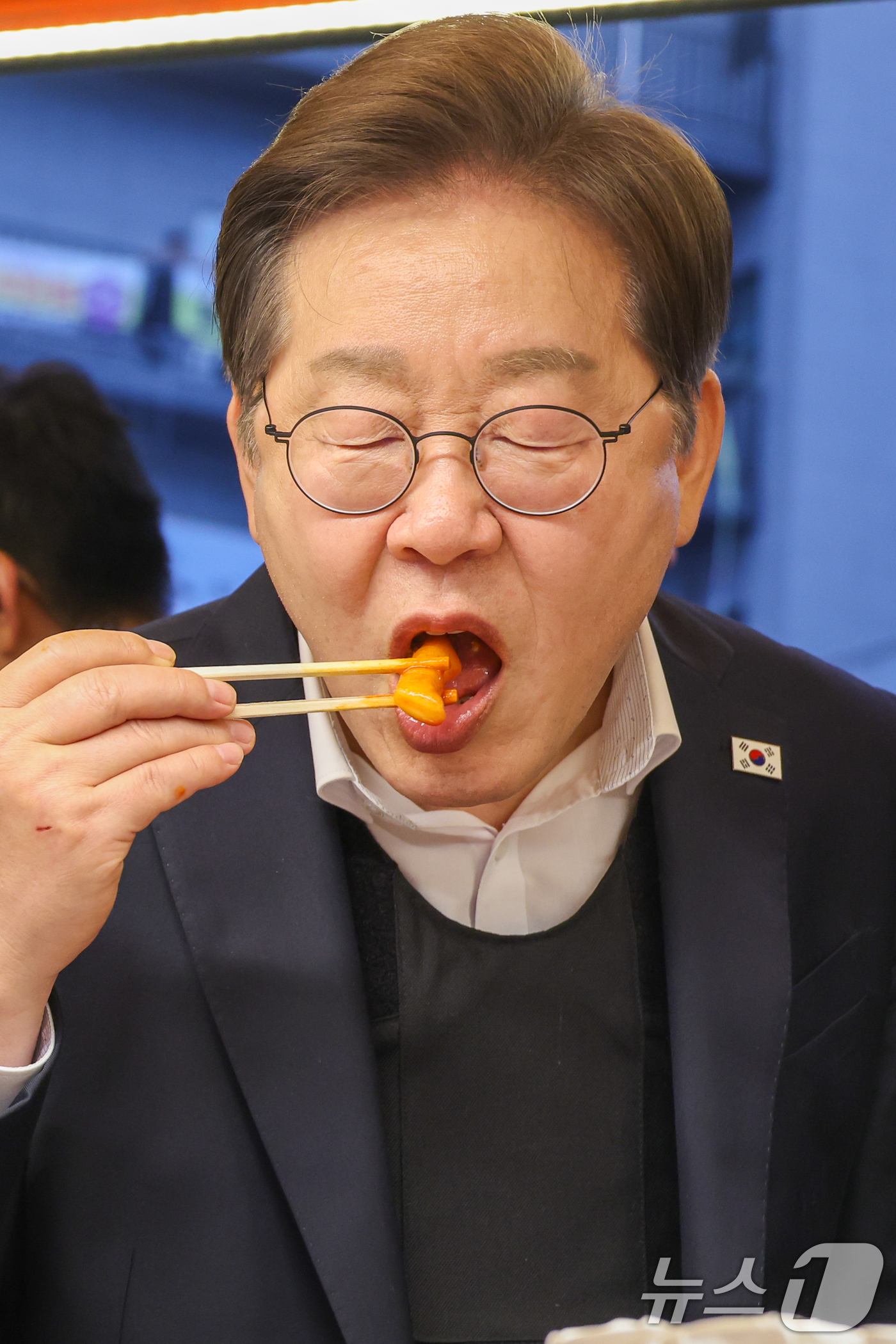 (진천=뉴스1) 안은나 기자 = 이재명 더불어민주당 대통령 후보가 2차 골목골목 경청투어에 나선 5일 오후 충북 진천군의 혁신도시 상가를 찾아 떡볶이를 먹고 있다. 2025.5.5 …