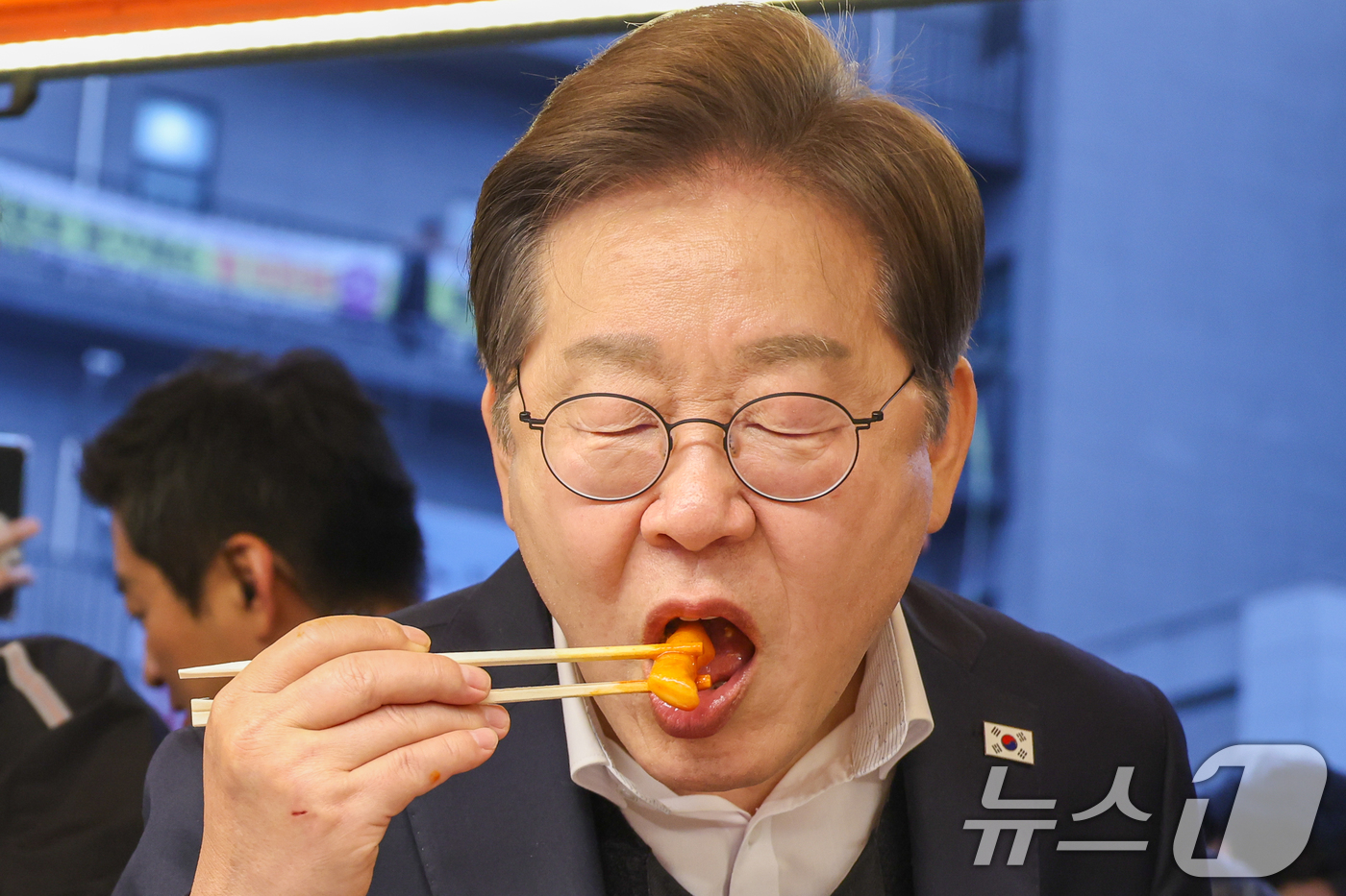 (진천=뉴스1) 안은나 기자 = 이재명 더불어민주당 대통령 후보가 2차 골목골목 경청투어에 나선 5일 오후 충북 진천군의 혁신도시 상가를 찾아 떡볶이를 먹고 있다. 2025.5.5 …