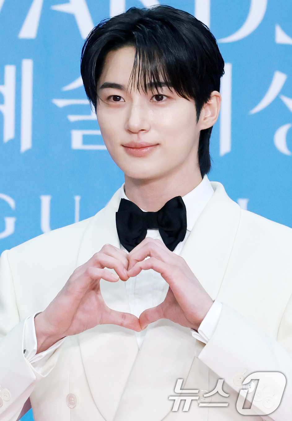 (서울=뉴스1) 김진환 기자 = 배우 변우석이 어린이날인 5일 오후 서울 강남구 코엑스에서 열린 '61회 백상예술대상' 레드카펫에서 포즈를 취하고 있다. 2025.5.5/뉴스1