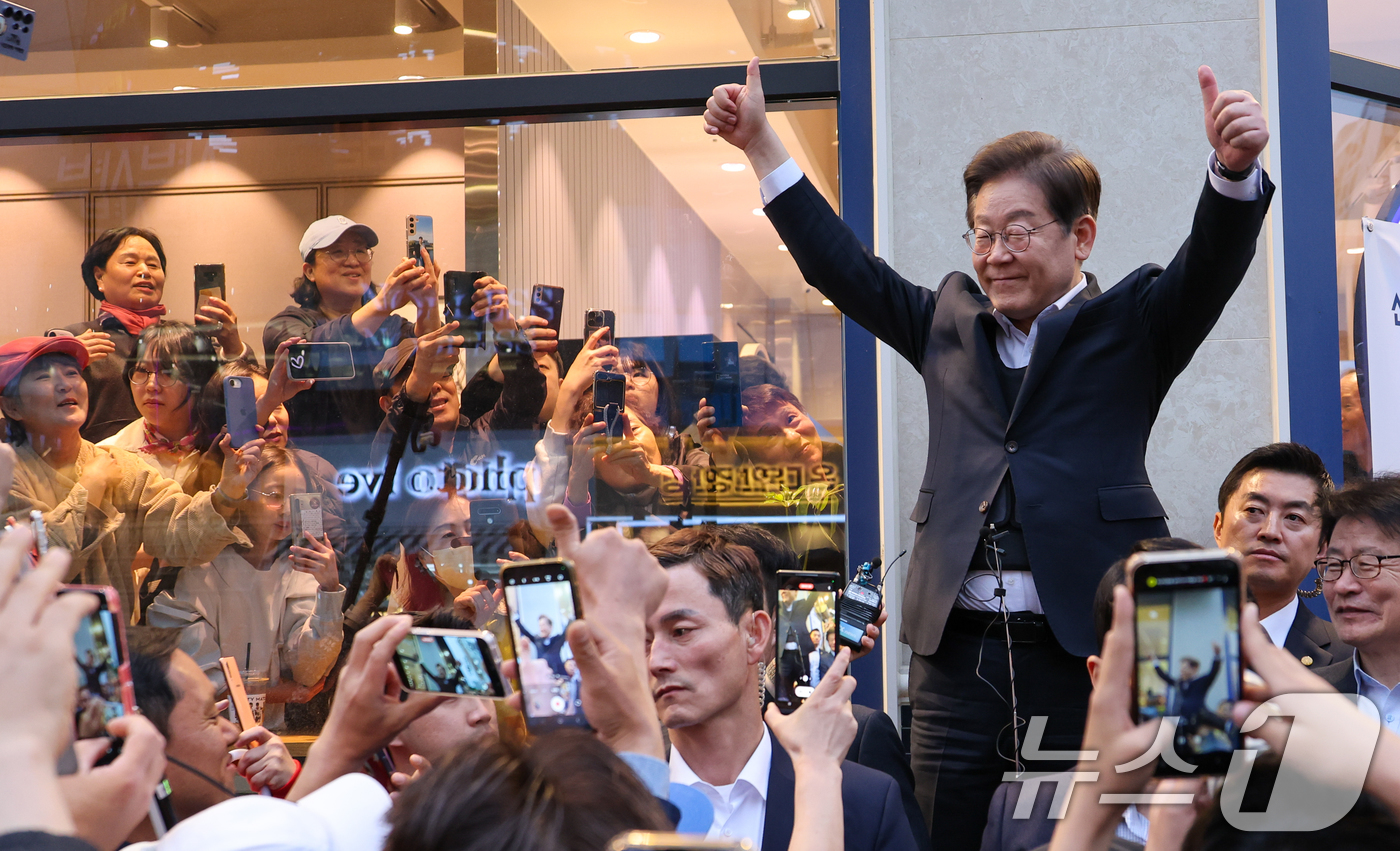 (진천=뉴스1) 안은나 기자 = 이재명 더불어민주당 대통령 후보가 2차 골목골목 경청투어에 나선 5일 오후 충북 진천군의 혁신도시 상가를 찾아 즉흥 연설을 마친 뒤 인사하고 있다. …