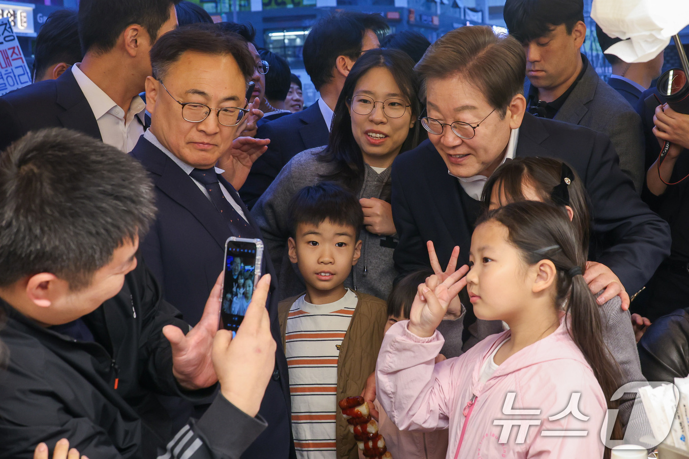 (진천=뉴스1) 안은나 기자 = 이재명 더불어민주당 대통령 후보가 2차 골목골목 경청투어에 나선 5일 오후 충북 진천군의 혁신도시 상가를 찾아 다자녀 가정과 기념 촬영하고 있다. …