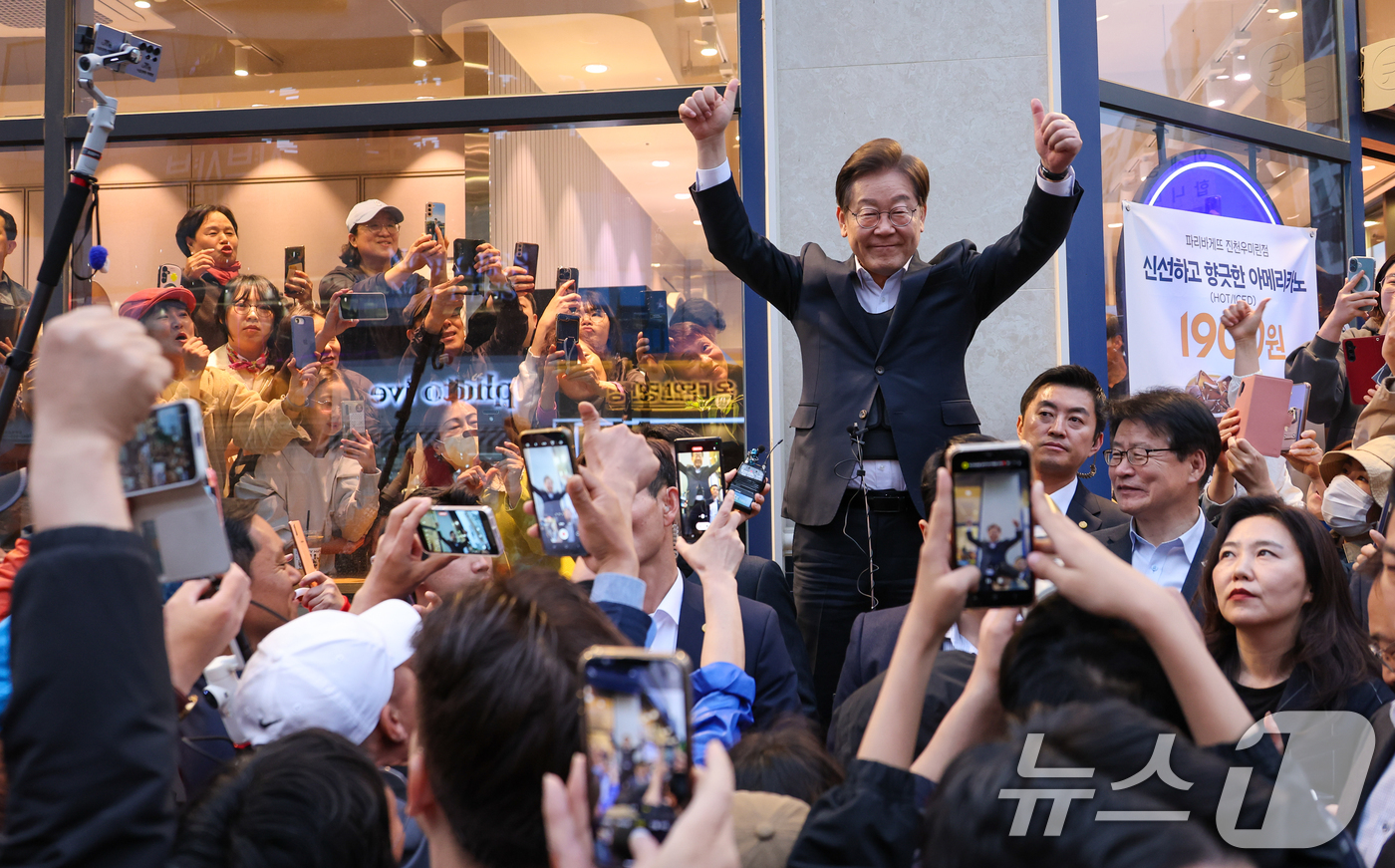 (진천=뉴스1) 안은나 기자 = 이재명 더불어민주당 대통령 후보가 2차 골목골목 경청투어에 나선 5일 오후 충북 진천군의 혁신도시 상가를 찾아 즉흥 연설을 마친 뒤 인사하고 있다. …