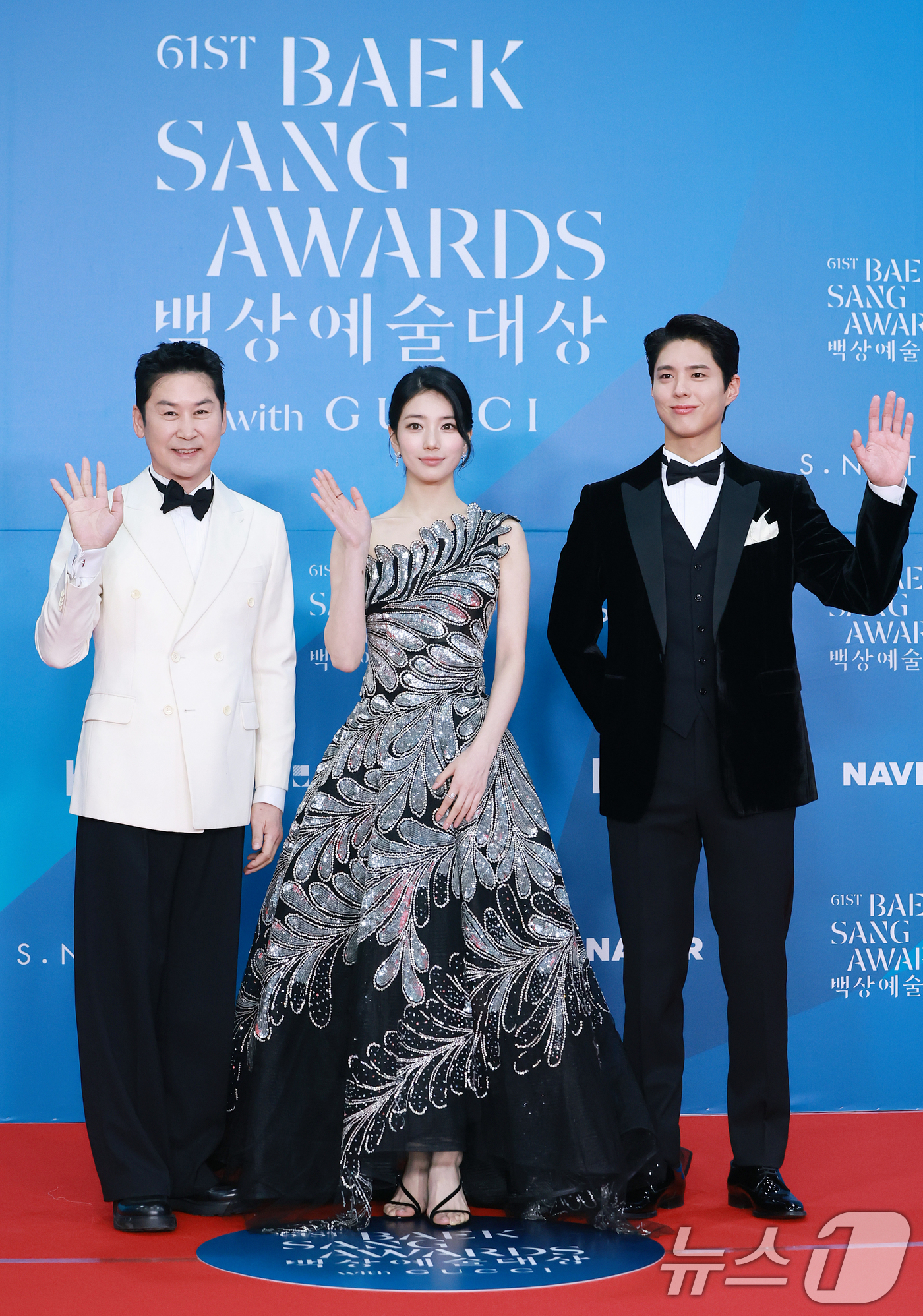 (서울=뉴스1) 김진환 기자 = 개그맨 신동엽(왼쪽부터) 가수 겸 배우 수지, 배우 박보검이 어린이날인 5일 오후 서울 강남구 코엑스에서 열린 '61회 백상예술대상' 레드카펫에서 …