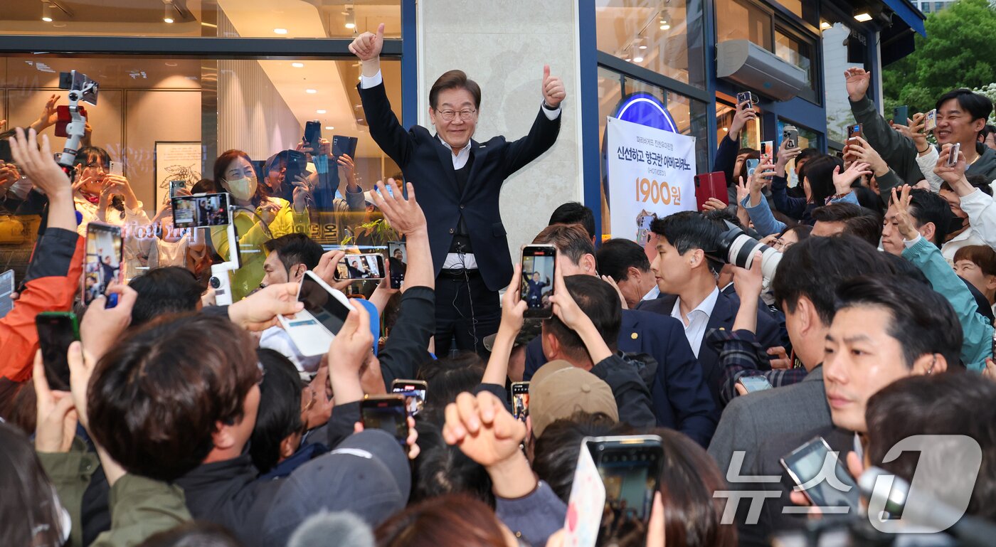 본문 이미지 - 이재명 더불어민주당 대통령 후보가 2차 골목골목 경청투어에 나선 5일 오후 충북 진천군의 혁신도시 상가를 찾아 즉흥 연설에 앞서 인사하고 있다. 2025.5.5/뉴스1 ⓒ News1 안은나 기자