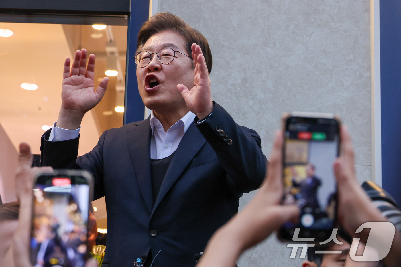 (진천=뉴스1) 안은나 기자 = 이재명 더불어민주당 대통령 후보가 2차 골목골목 경청투어에 나선 5일 오후 충북 진천군의 혁신도시 상가를 찾아 즉흥 연설을 하고 있다. 2025.5 …