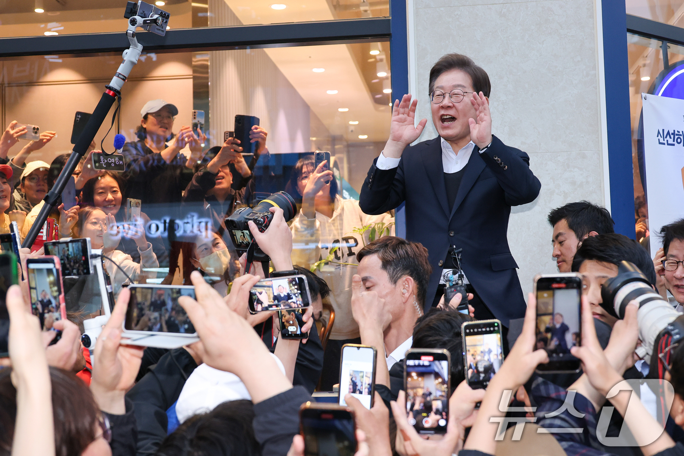 (진천=뉴스1) 안은나 기자 = 이재명 더불어민주당 대통령 후보가 2차 골목골목 경청투어에 나선 5일 오후 충북 진천군의 혁신도시 상가를 찾아 즉흥 연설을 하고 있다. 2025.5 …