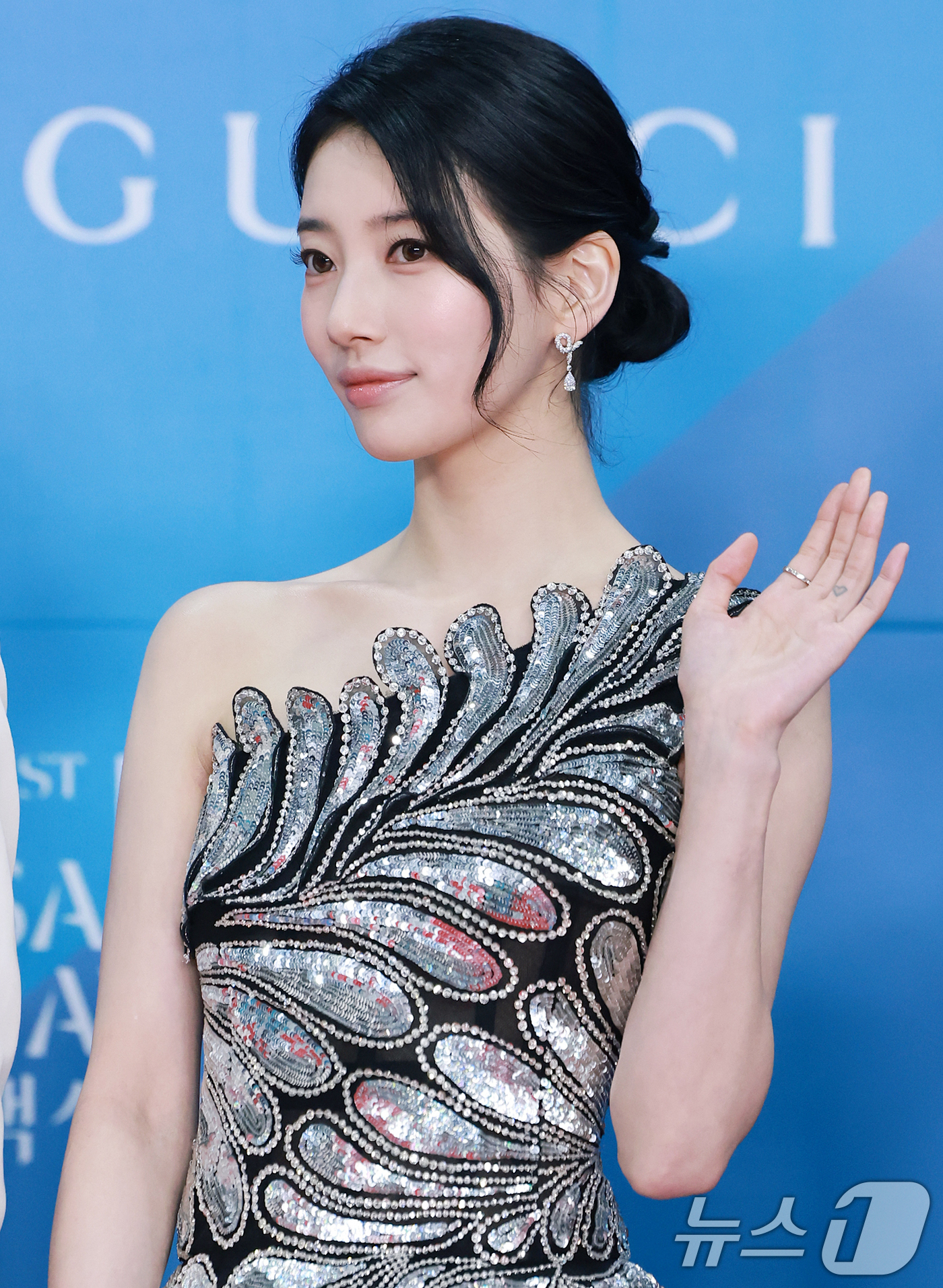 (서울=뉴스1) 김진환 기자 = 가수 겸 배우 수지가 어린이날인 5일 오후 서울 강남구 코엑스에서 열린 '61회 백상예술대상' 레드카펫에서 포즈를 취하고 있다. 2025.5.5/뉴 …