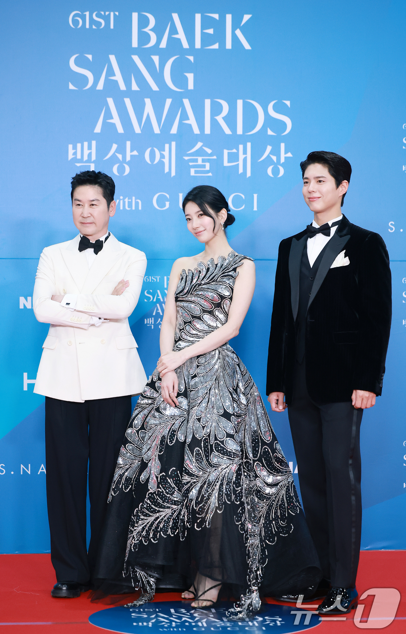 (서울=뉴스1) 김진환 기자 = 개그맨 신동엽(왼쪽부터) 가수 겸 배우 수지, 배우 박보검이 어린이날인 5일 오후 서울 강남구 코엑스에서 열린 '61회 백상예술대상' 레드카펫에서 …