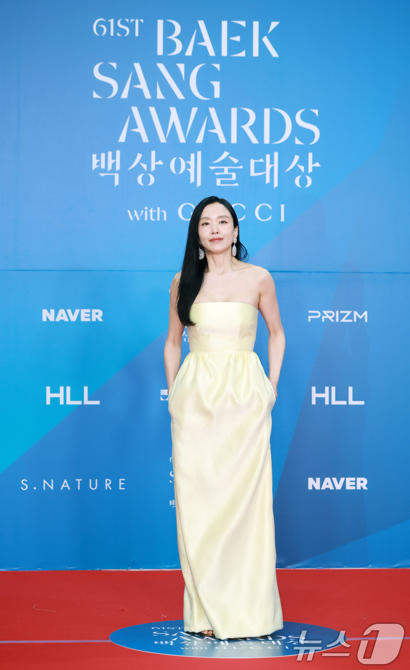 (서울=뉴스1) 김진환 기자 = 배우 전도연이 어린이날인 5일 오후 서울 강남구 코엑스에서 열린 '61회 백상예술대상' 레드카펫에서 포즈를 취하고 있다. 2025.5.5/뉴스1