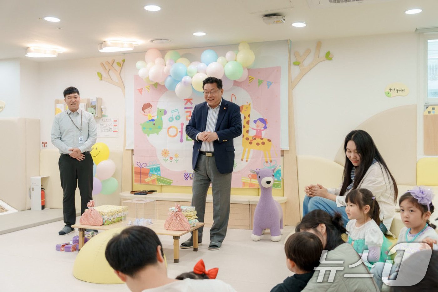 (서울=뉴스1) = 주형환 저출산고령사회위원회 부위원장이 5일 제103회 어린이날을 맞이해 서울시 중랑구에 위치한 ‘서울형 키즈카페’를 방문해 어린이들과 대화를 나누고 있다. (저 …