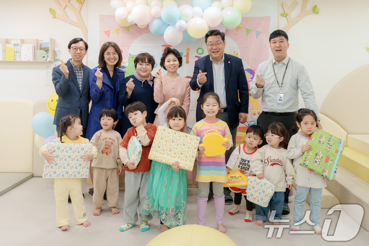 (서울=뉴스1) = 주형환 저출산고령사회위원회 부위원장이 5일 제103회 어린이날을 맞이해 서울시 중랑구에 위치한 ‘서울형 키즈카페’를 방문해 기념촬영을 하고 있다. (저출산고령사 …