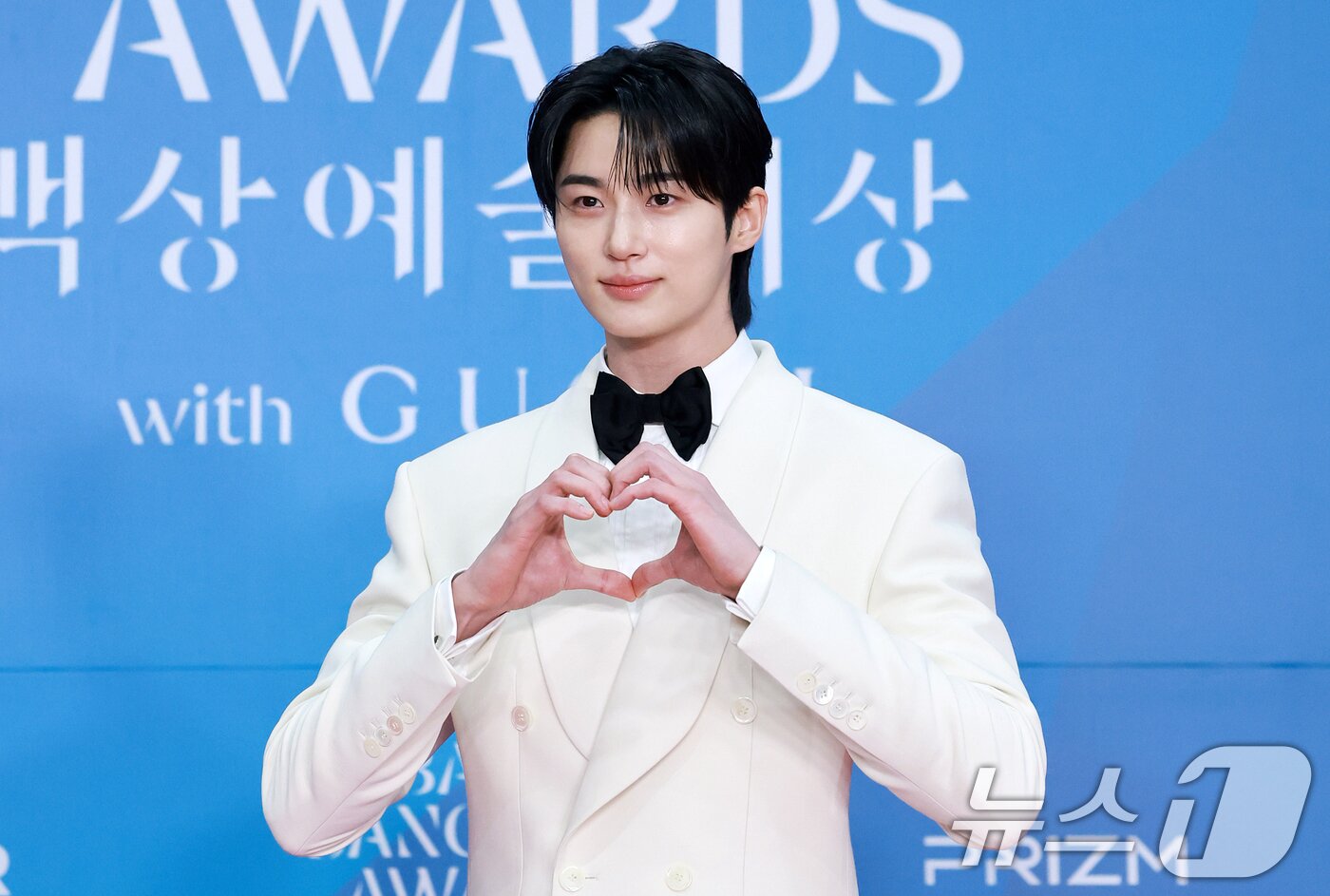 본문 이미지 - 배우 변우석이 어린이날인 5일 오후 서울 강남구 코엑스에서 열린 '61회 백상예술대상' 레드카펫에서 포즈를 취하고 있다. 2025.5.5/뉴스1 ⓒ News1 김진환 기자