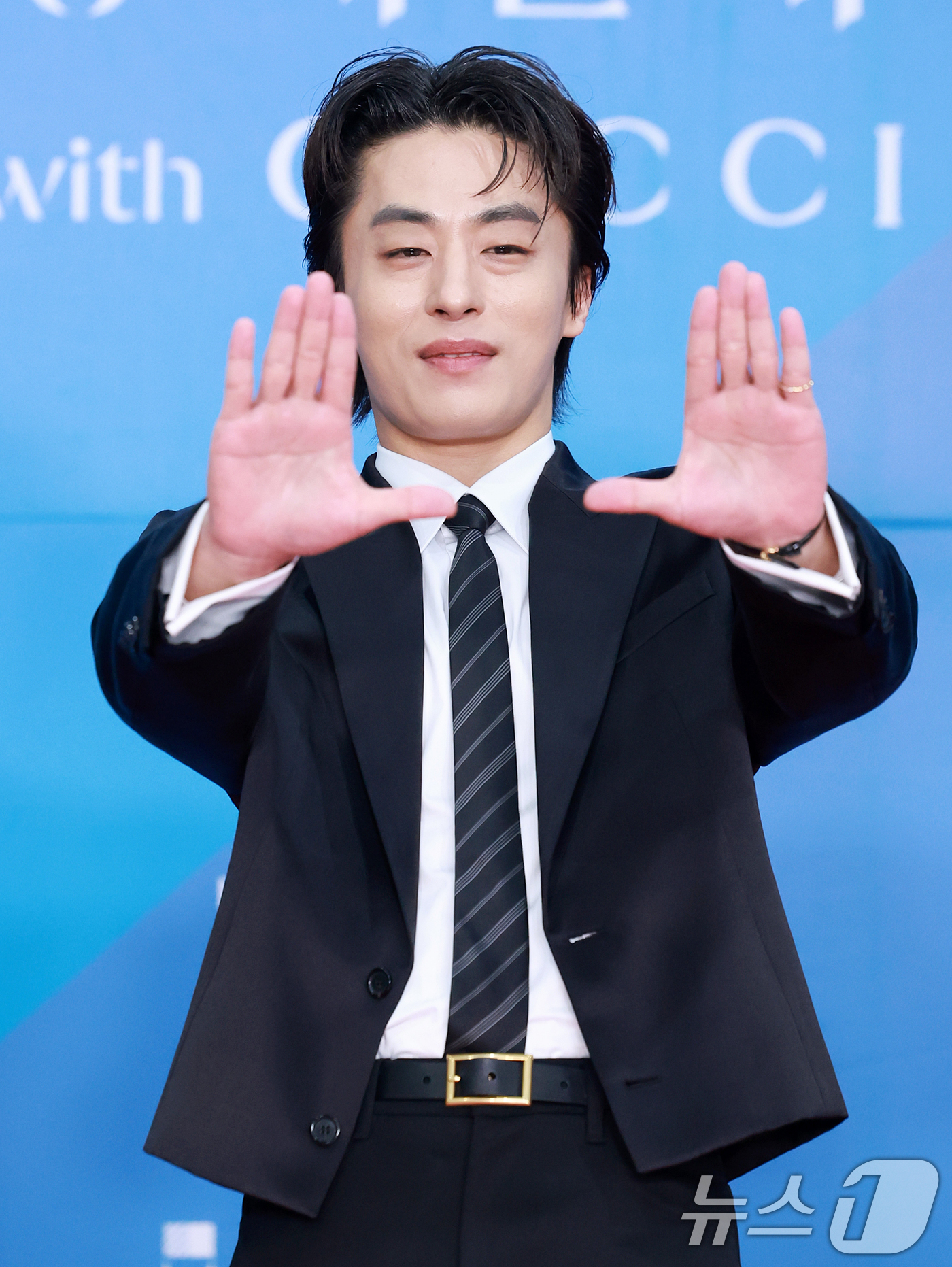 (서울=뉴스1) 김진환 기자 = 배우 구교환이 어린이날인 5일 오후 서울 강남구 코엑스에서 열린 '61회 백상예술대상' 레드카펫에서 포즈를 취하고 있다. 2025.5.5/뉴스1