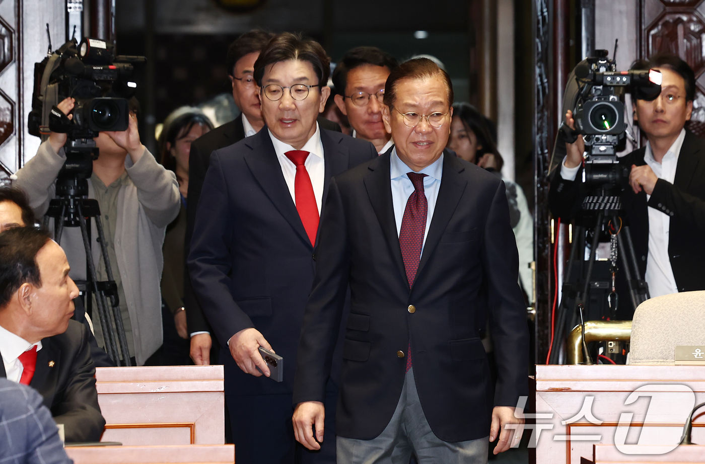 (서울=뉴스1) 김민지 기자 = 국민의힘 권영세 비상대책위원장과 권성동 원내대표가 5일 서울 여의도 국회에서 열린 의원총회에 입장하고 있다. 2025.5.5/뉴스1