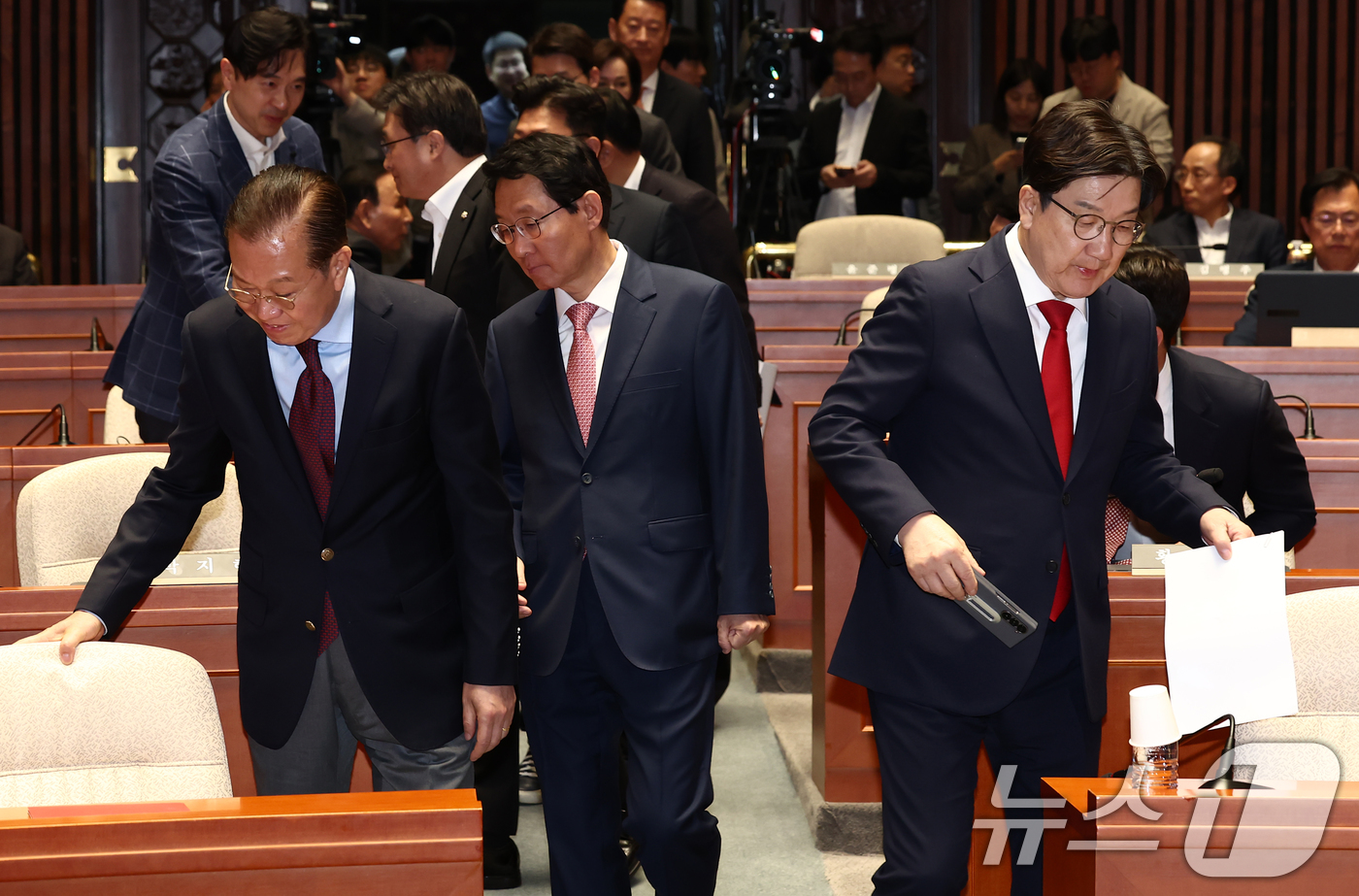 (서울=뉴스1) 김민지 기자 = 국민의힘 권영세 비상대책위원장과 권성동 원내대표, 김상훈 정책위의장이 5일 서울 여의도 국회에서 열린 의원총회에 입장하고 있다. 2025.5.5/뉴 …