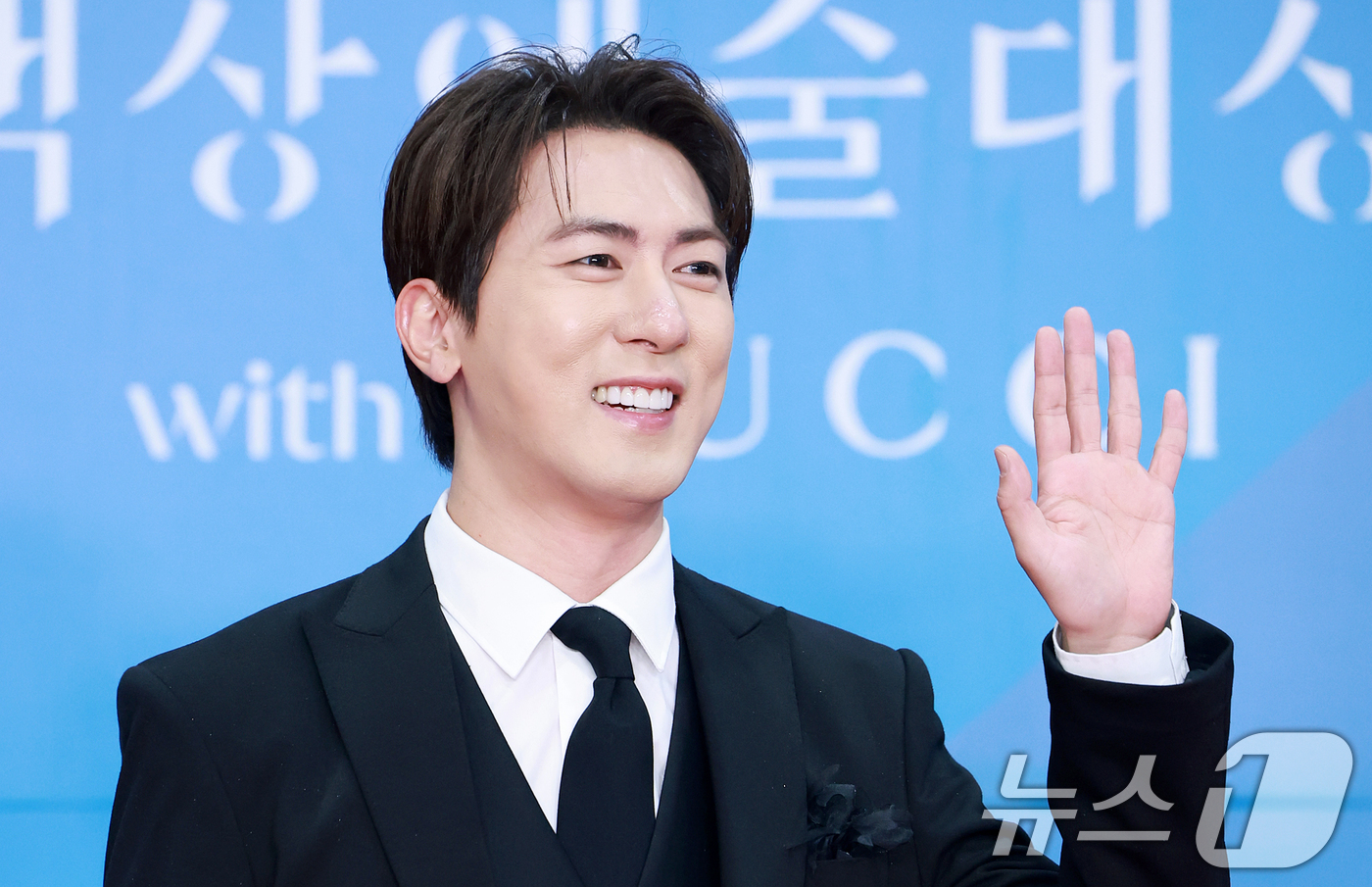 (서울=뉴스1) 김진환 기자 = 개그맨 김원훈이 어린이날인 5일 오후 서울 강남구 코엑스에서 열린 '61회 백상예술대상' 레드카펫에서 포즈를 취하고 있다. 2025.5.5/뉴스1
