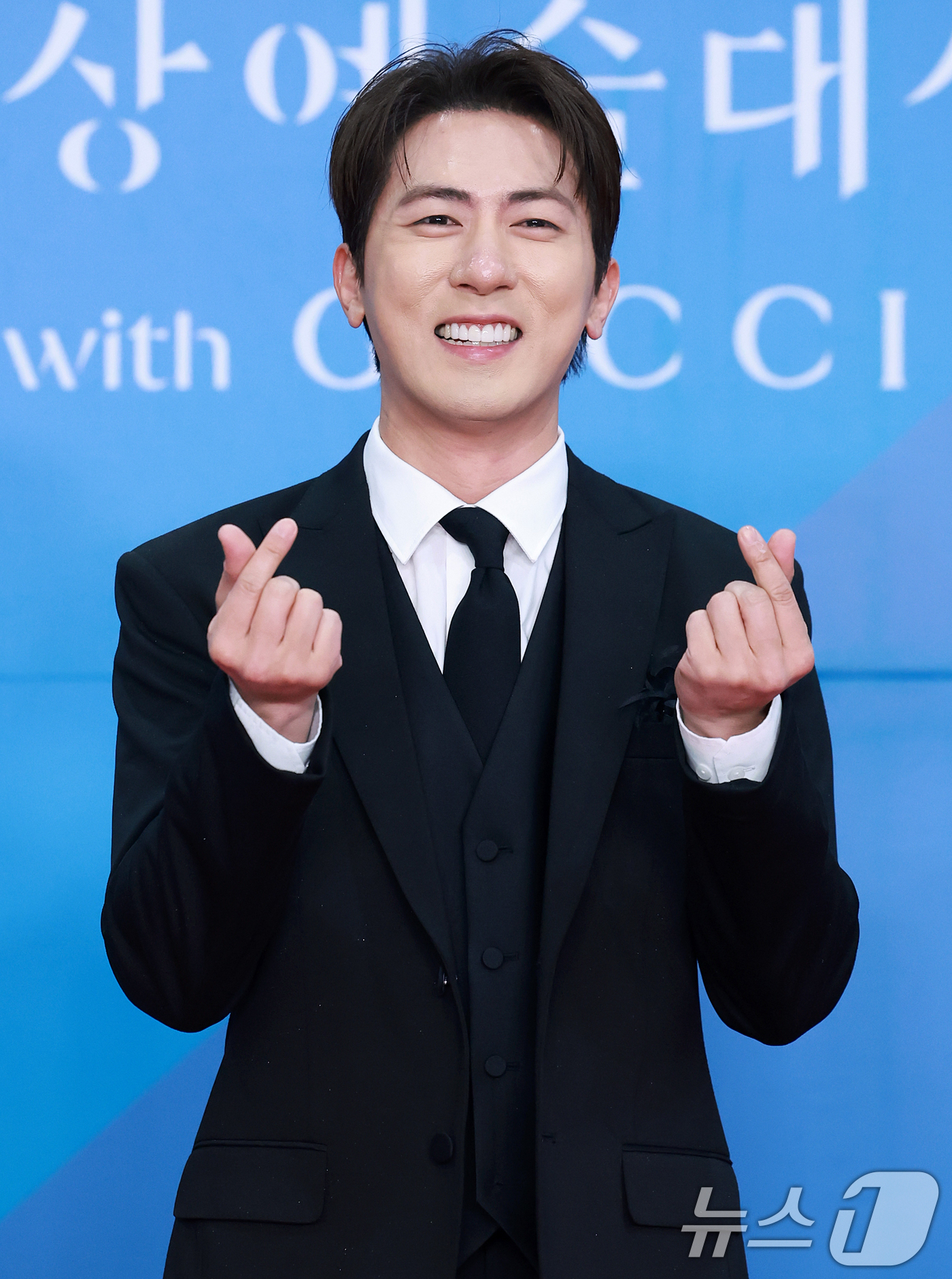(서울=뉴스1) 김진환 기자 = 개그맨 김원훈이 어린이날인 5일 오후 서울 강남구 코엑스에서 열린 '61회 백상예술대상' 레드카펫에서 포즈를 취하고 있다. 2025.5.5/뉴스1