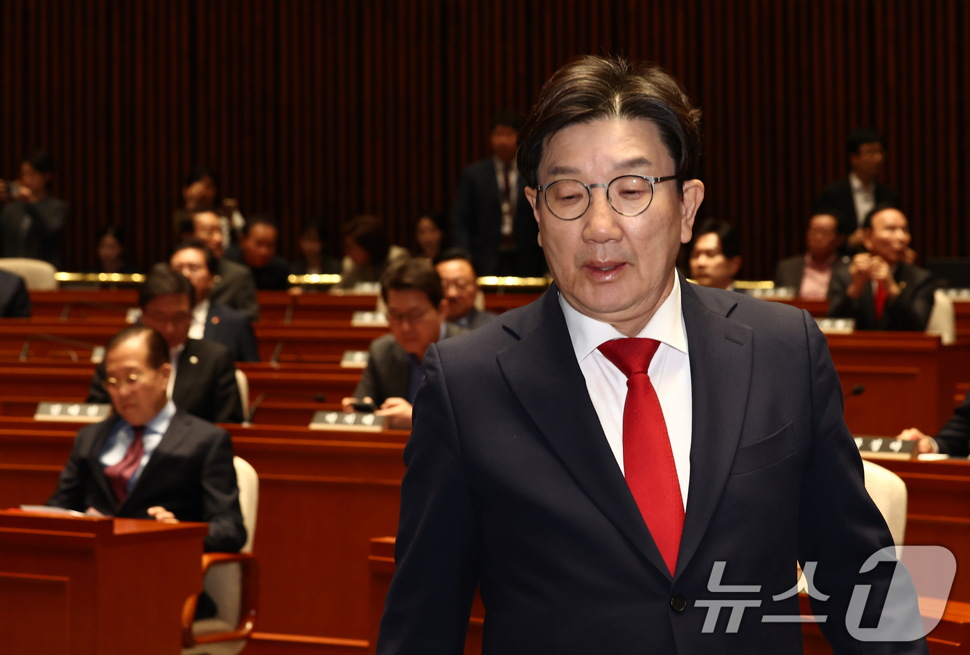 (서울=뉴스1) 김민지 기자 = 권성동 국민의힘 원내대표가 5일 서울 여의도 국회에서 열린 의원총회에서 발언하기 위해 단상으로 향하고 있다. 왼쪽은 권영세 비대위원장. 2025.5 …