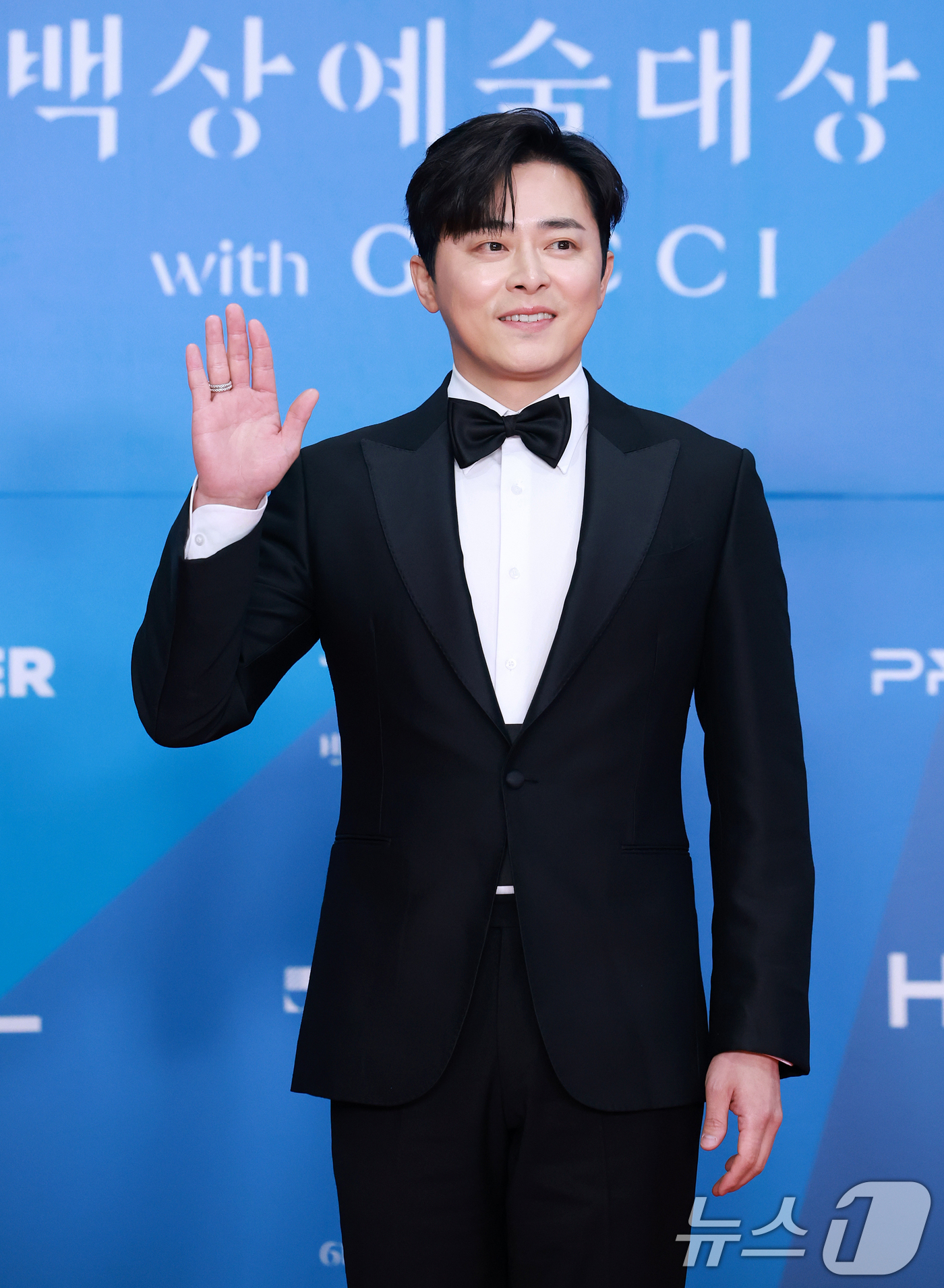 (서울=뉴스1) 김진환 기자 = 배우 조정석이 어린이날인 5일 오후 서울 강남구 코엑스에서 열린 '61회 백상예술대상' 레드카펫에서 포즈를 취하고 있다. 2025.5.5/뉴스1