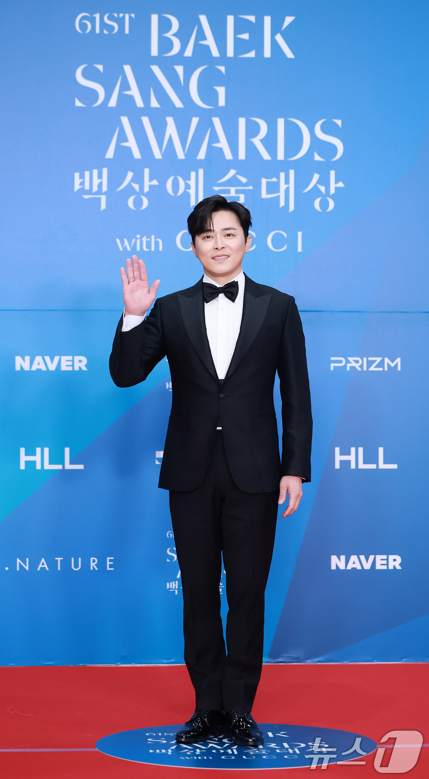(서울=뉴스1) 김진환 기자 = 배우 조정석이 어린이날인 5일 오후 서울 강남구 코엑스에서 열린 '61회 백상예술대상' 레드카펫에서 포즈를 취하고 있다. 2025.5.5/뉴스1