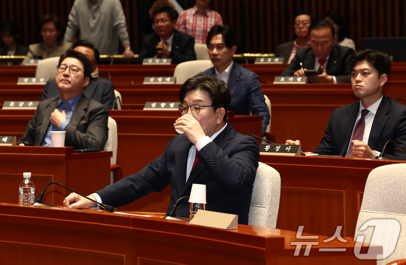 (서울=뉴스1) 김민지 기자 = 권성동 국민의힘 원내대표가 5일 서울 여의도 국회에서 열린 의원총회에서 물을 마시고 있다. 2025.5.5/뉴스1