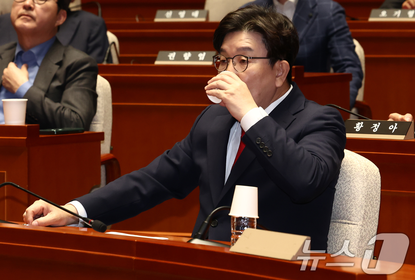 (서울=뉴스1) 김민지 기자 = 권성동 국민의힘 원내대표가 5일 서울 여의도 국회에서 열린 의원총회에서 물을 마시고 있다. 2025.5.5/뉴스1