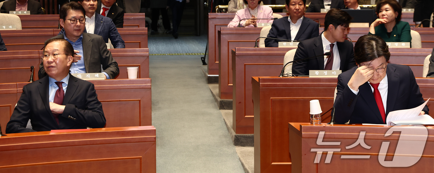 (서울=뉴스1) 김민지 기자 = 국민의힘 권영세 비상대책위원장과 권성동 원내대표가 5일 서울 여의도 국회에서 열린 의원총회에서 자료를 살피고 있다. 2025.5.5/뉴스1