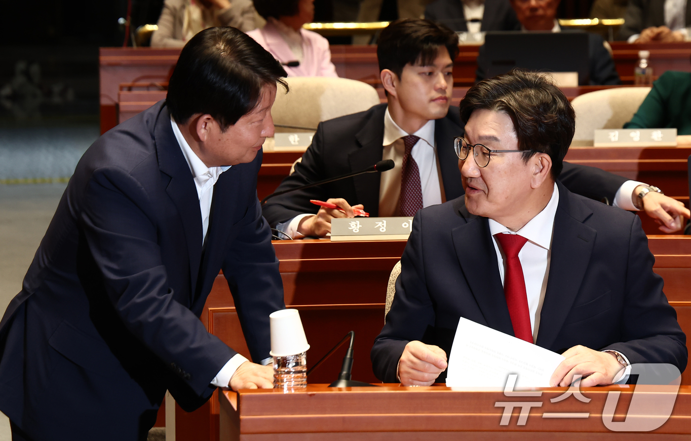 (서울=뉴스1) 김민지 기자 = 권성동 국민의힘 원내대표가 5일 서울 여의도 국회에서 열린 의원총회에서 권영진 의원과 대화하고 있다. 2025.5.5/뉴스1