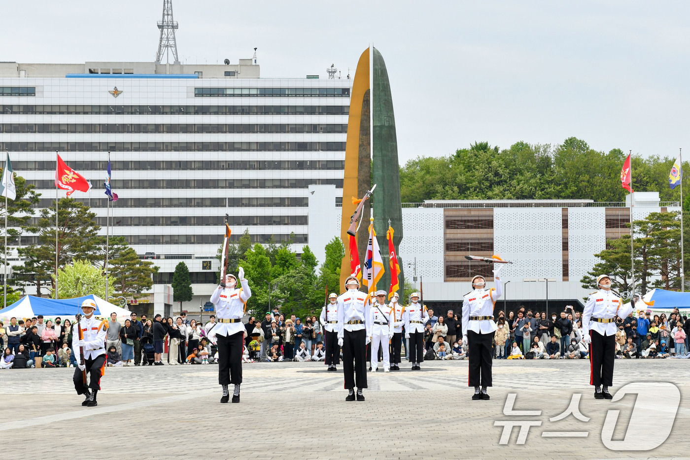 (서울=뉴스1) = 5일 서울 용산구 전쟁기념관에서 열린 어린이날 문화축제에서 해병대 의장행사를 선보이고 있다.전쟁기념사업회는 전쟁기념관 어린이날 관람객이 35,783명을 기록해 …
