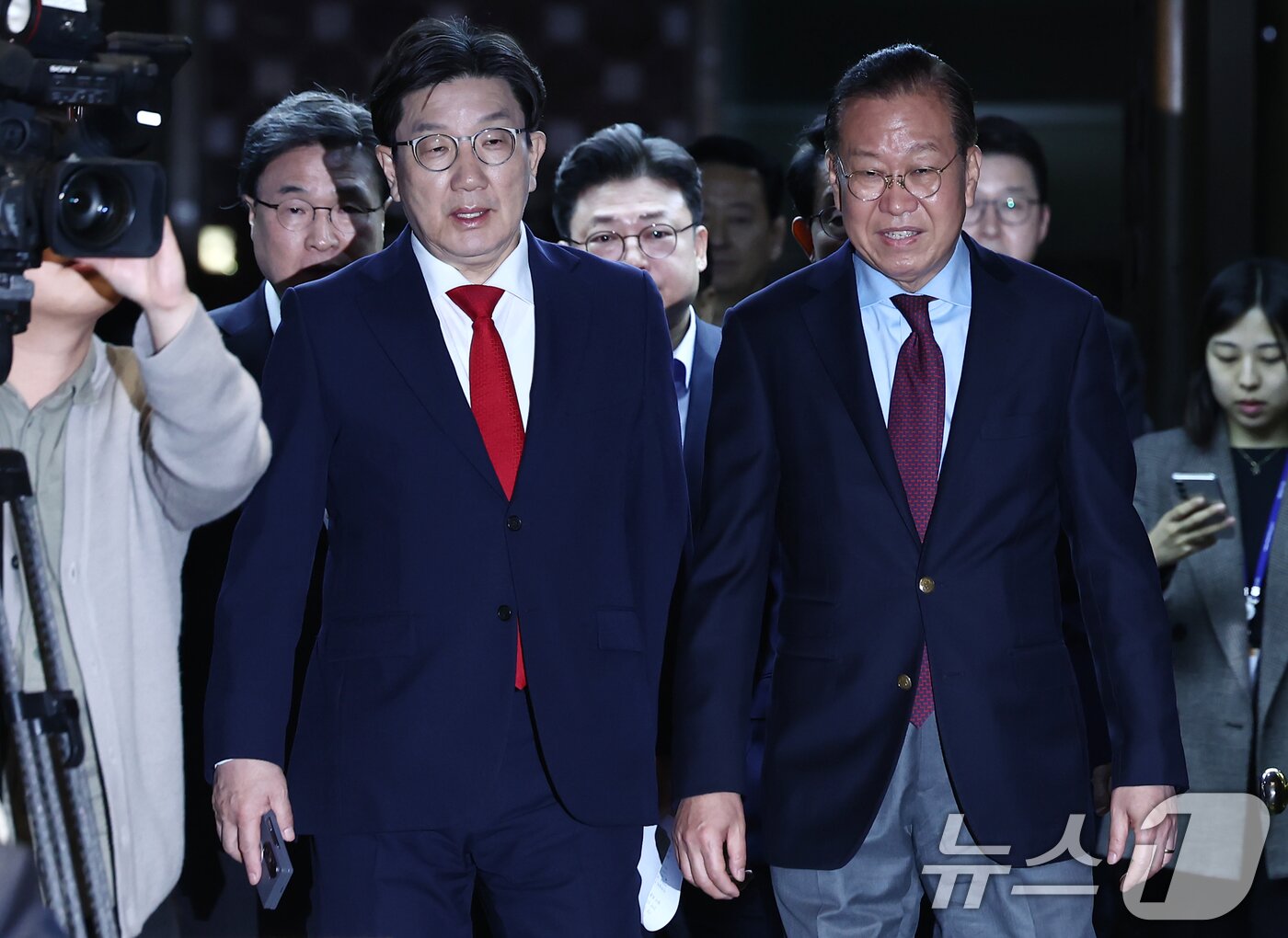 본문 이미지 - 국민의힘 권영세 비상대책위원장과 권성동 원내대표가 5일 국회에서 열린 의원총회에 입장하고 있다. 2025.5.5/뉴스1 ⓒ News1 김민지 기자