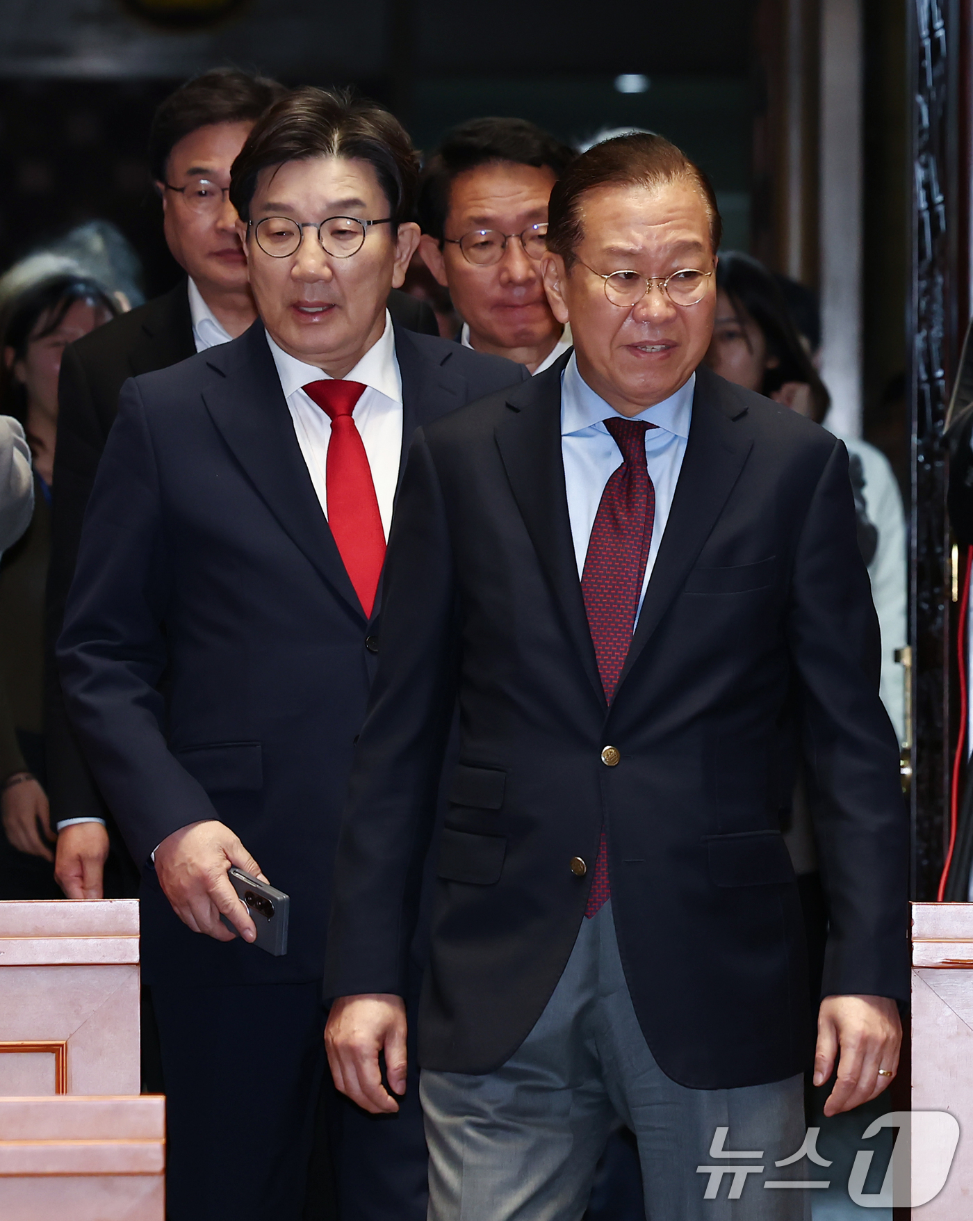 (서울=뉴스1) 김민지 기자 = 국민의힘 권영세 비상대책위원장과 권성동 원내대표가 5일 국회에서 열린 의원총회에 입장하고 있다. 2025.5.5/뉴스1