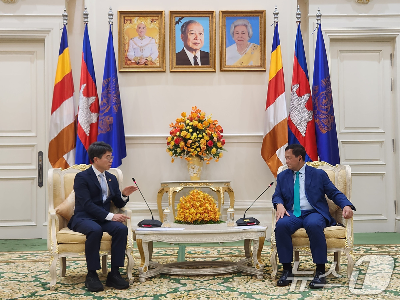 (서울=뉴스1) = 김완섭 환경부 장관이 5일 오후 캄보디아 총리 관저(평화 궁전)에서 캄보디아 국가 수반인 훈 마넷 총리를 만나고 있다. (환경부 제공, 재판매 및 DB 금지) …